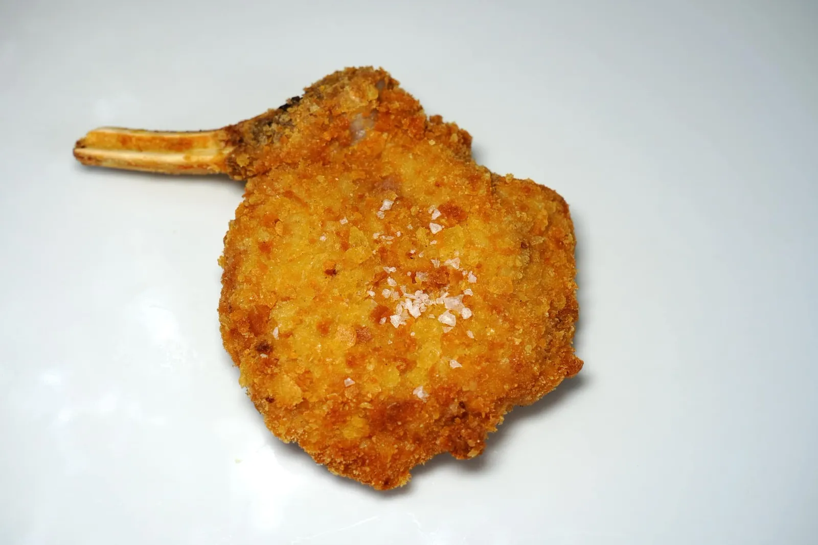 Costoletta di Vitello alla Milanese, Bassa o Alta, Chips Croccanti Home Made (€ 36,00) เนื้อลูกวัวชุบแป้งทอดมาได้ระดับพอดี กรอบนอก ฉ่ำใน ไม่อมน้ำมัน เชฟโรยเกลือด้านบนมานิด ๆ เพื่อปรุงรสชาติเนื้อให้อร่อยมากขึ้น (15/20)