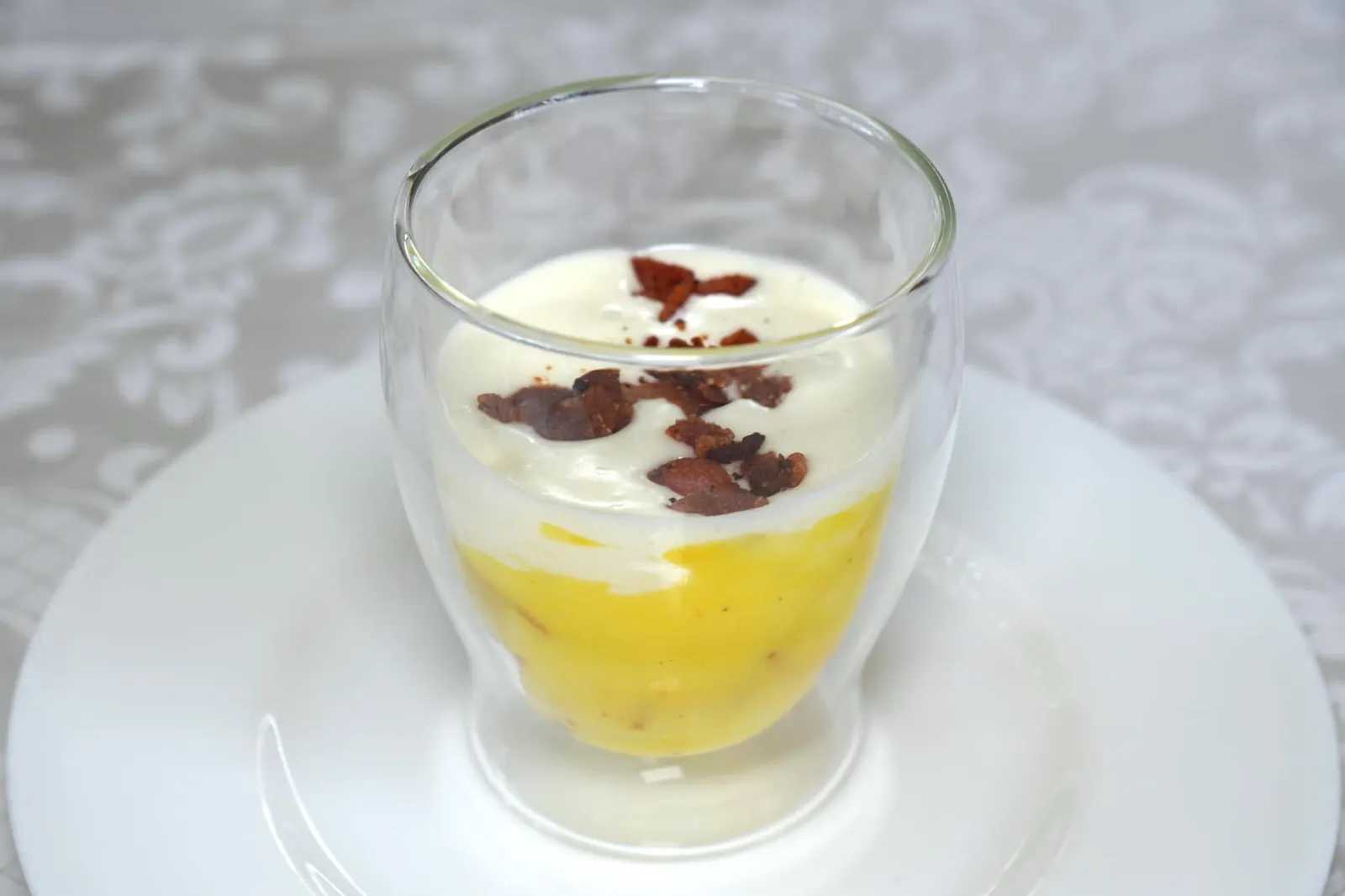 Uovo Perfetto alla Carbonara, Spuma di Pecorino Romano e Guanciale Croccante (€ 24,00) สำหรับ Antipasti เราขอแนะนำเมนูคลาสสิคอย่างคาโบนาราที่เชฟนำมาปรับวิธีการนำเสนอเสียใหม่เรียกว่า “ยูโอโว่ เปอเฟตโต้ อัลลา คาโบนาร่า” แต่ยังคงมีองค์ประกอบสำคัญครบถ้วนคือไข่ไก่, Guanciale หรือแก้มหมู และชีส Pecorino Romano นั่นเอง (15/20)