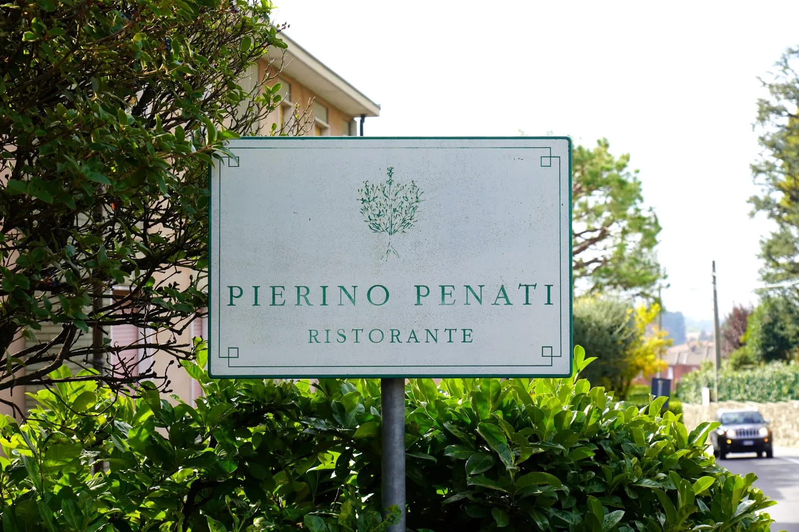 บริการที่นี่มีความเรียบง่ายและเป็นกันเองโดยเฉพาะ Piergiuseppe Penati อดีตเจ้าของร้านรุ่นที่สองผู้ผันตัวมาคุมงานบริการได้คอยเดินมาพูดคุยและแนะนำอาหารเป็นภาษาอิตาเลียนให้เราฟังตลอดเวลา (ถึงจะคุยกันไม่เข้าใจก็ตามที)
