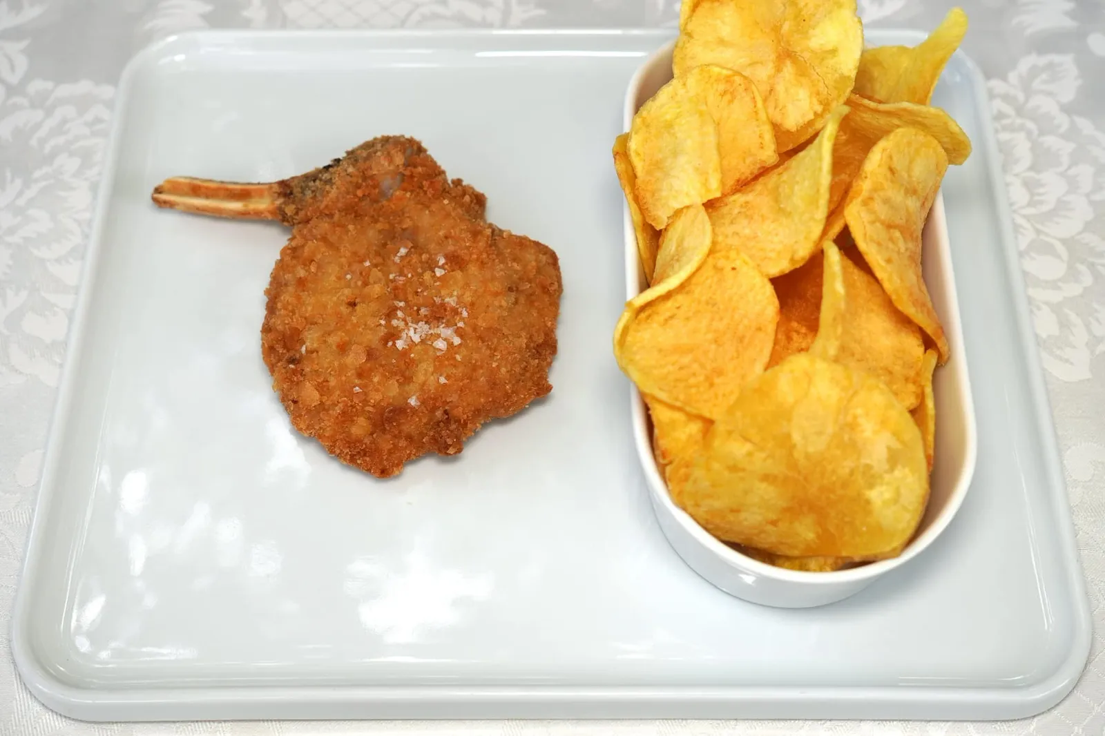 Costoletta di Vitello alla Milanese, Bassa o Alta, Chips Croccanti Home Made (€ 36,00) ในส่วนของเมนคอร์สวันนี้เราเลือกชิม “โคสโตเลตต้า ดิ วิเตลโล่ อัลลา มิลานเยเซ่” เนื้อลูกวัวชุบแป้งทอดของขึ้นชื่อจากเมือง Milan โดยลูกค้าสามารถเลือกได้ว่าจะเสิร์ฟให้มีความหนาเพื่อให้ตรงกลางยังคงนุ่มฉ่ำหรือเสิร์ฟแบบแบนเพื่อให้มีความกรอบ ข้าง ๆ กับคือมันฝรั่งทอดโฮมเมดที่ทางร้านทำเอง (15/20)