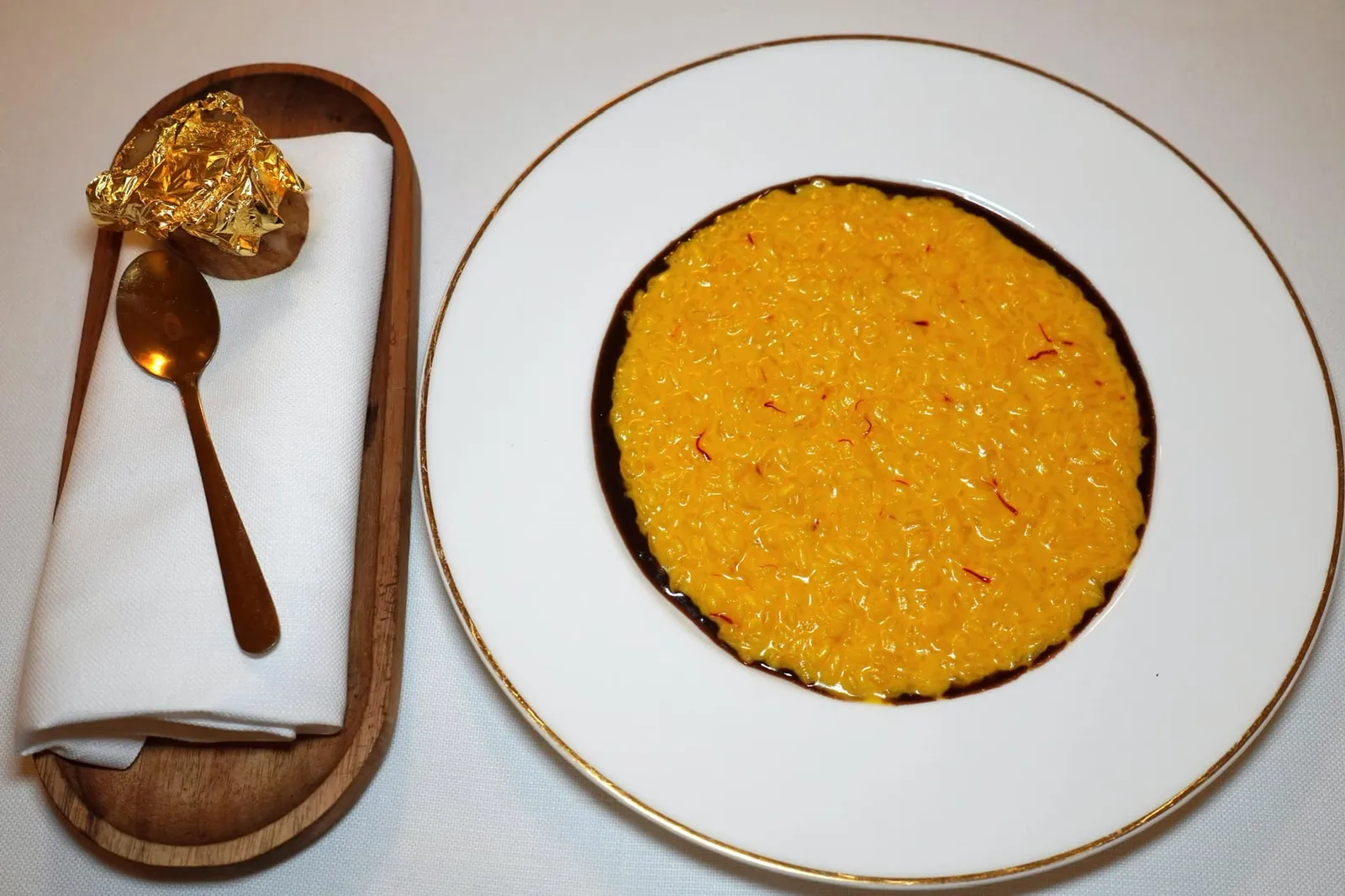 Risotto allo zafferano e midollo (25 €) Saffron risotto with bone marrow มาถึงประเทศอิตาลีทั้งทีเราไม่พลาดที่จะสั่ง Saffron Risotto มาชิมดู ทางร้านเสิร์ฟมาคู่กับไขกระดูก ด้านบนปิดด้วยแผ่นทองคำเปลวดูหรูหราน่ารับประทานเป็นอย่างมาก (15/20)