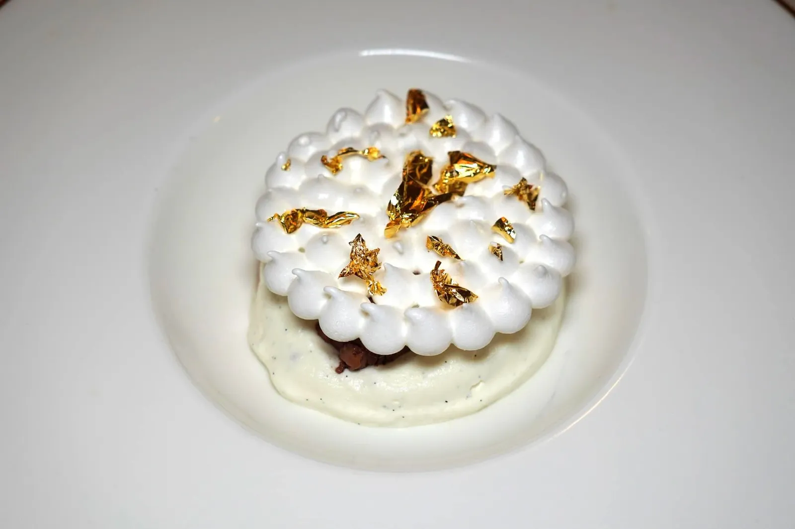 Meringa, castagne, cioccolato e rum (12 €) Meringue, chestnuts and chocolate ขนมหวานอย่างแรกคือ Meringue ที่มีองค์ประกอบด้านล่างคือมินิทาร์ตกรอบ ด้านในบรรจุครีมเกาลัดรสหวานละมุน ตรงกลางคือไอศกรีมช็อกโกแลต ด้านบนทอปด้วยเมอแรงก์หวานกรอบแต่งแต้มสีสันด้วยทองคำเปลวรับประทานได้ (14/20)