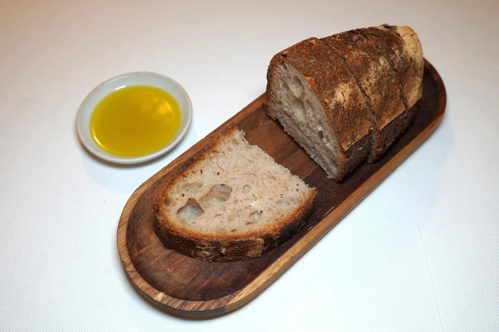 Pane e coperto (3,50 €/p) Bread and service ขนมปังนำเสิร์ฟมาคู่กับ Renzo Baldaccini น้ำมันมะกอกท้องถิ่นแถบ Lucca คุณภาพสูงการันตีด้วย “5 Gocce” รางวัลสูงสุดของน้ำมันมะกอกเอ็กซ์ตร้าเวอร์จิ้นที่มอบโดย Italian association of sommeliers and oiltasters นั่นเอง