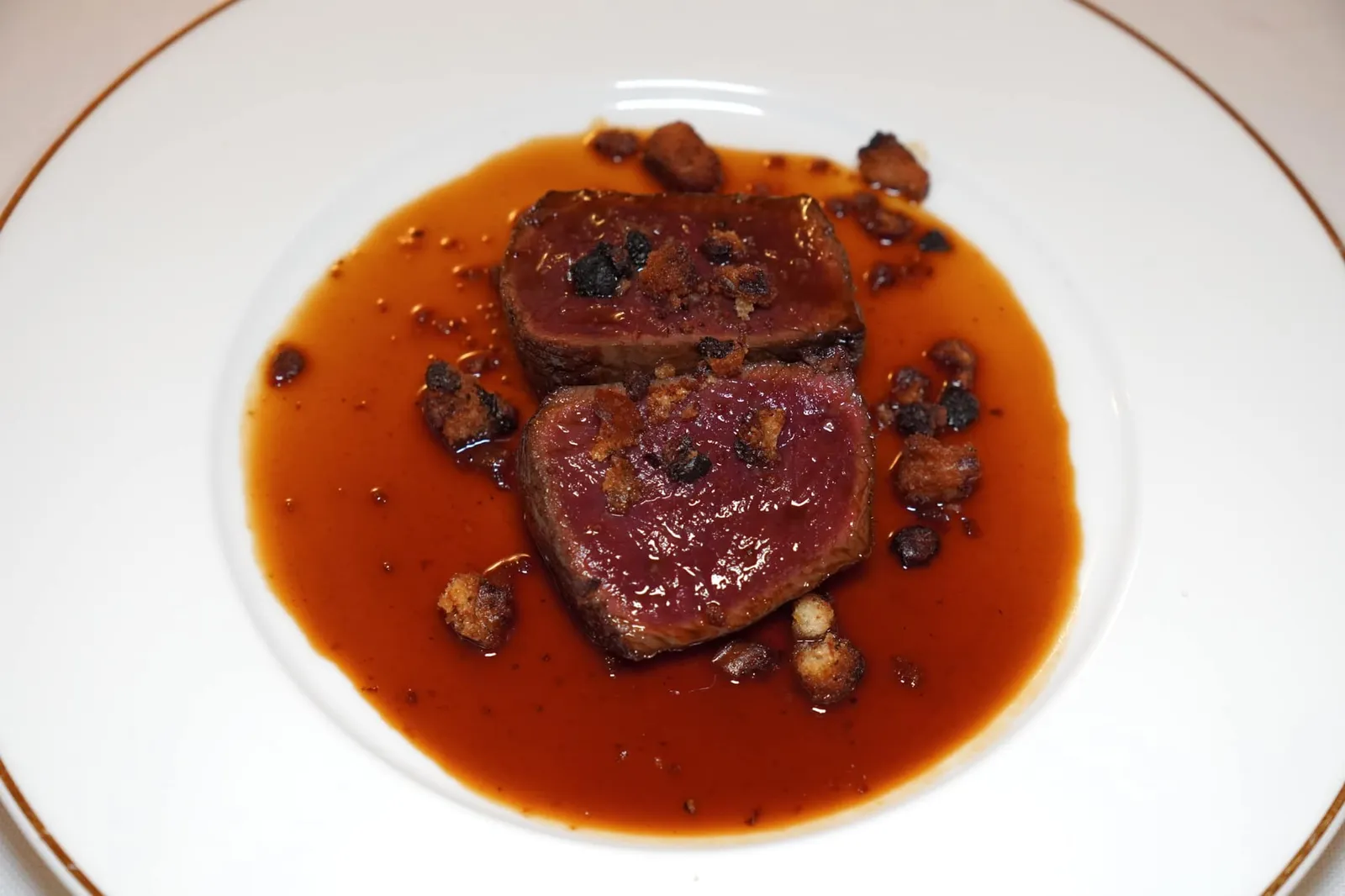 Cervo in dolceforte (38 €) Deer “dolceforte” เนื้อกวางเสิร์ฟมาที่ความสุกระดับ Medium Rare มีความนุ่ม หนึบ ไม่มีกลิ่นสาบ เตรียมมาด้วยวิธีที่เรียกว่า Dolceforte ซึ่งแปลตรงตัวได้ว่า Sweet & Strong สำหรับสูตรของ Giglio ได้จากการเคี่ยวช็อกโกแลตและน้ำส้มสายชูจนงวดให้รสชาติที่หอมเด่นและเข้มข้น ด้านบนคือ Buccellato ขนมปังกรอบพื้นเมืองของ Lucca ช่วยเพิ่มมิติทางเนื้อสัมผัสตัดกันกับความนุ่มของเนื้อกวางได้อย่างไร้ที่ติ (15/20)