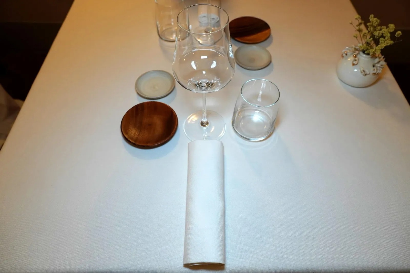 ห้องอาหาร Giglio นำทีมโดย Head Chef มากถึง 3 คนคือ Benedetto Rullo ชาว Roma ผู้ผ่านงานในห้องอาหารชั้นสูงมาแล้วทั่วยุโรปทั้ง Da Vittorio (3 Michelin Stars), Sketch (1 Michelin Star ในขณะนั้น), Les Solistes by Pierre Gagnaire (1 Michelin Star) และ Relae (1 Michelin Star) ถัดมาคือ Lorenzo Stefanini เชฟชาวพื้นเมือง Lucca ผู้ผ่านงานในห้องอาหารสไตล์ Izakaya ฝั่งญี่ปุ่นรวมไปถึงห้องอาหารชั้นสูงอย่าง RyuGin (3 Michelin Stars) มาแล้ว สุดท้ายคือ Stefano Terigi ซึ่งเป็นคนพื้นเมือง Lucca เช่นกัน เชฟเคยร่วมงานกับห้องอาหาร Les Solistes by Pierre Gagnaire (1 Michelin Star) และ Piazza Duomo (3 Michelin Stars) มาแล้ว หากมองประสบการณ์ของเชฟทั้ง 3 คนรวมกันถือว่ามีความหลากหลายแตกต่างกันพอสมควรเลยทีเดียว รายการอาหารที่ Giglio นำเสนอออกมาเป็น Tasting Menu 2 แบบคือ Six-course (80 €) และ Eight-course (100 €) นอกจากนี้ยังมีเมนู A la carte ให้เลือกกันตามใจชอบ เมนูส่วนมากเป็นอาหารพื้นถิ่น Tuscan ที่ผสมผสานเทคนิคอย่างฝรั่งเศสและวัตถุดิบจากทั่วโลกออกมาได้อย่างลงตัว