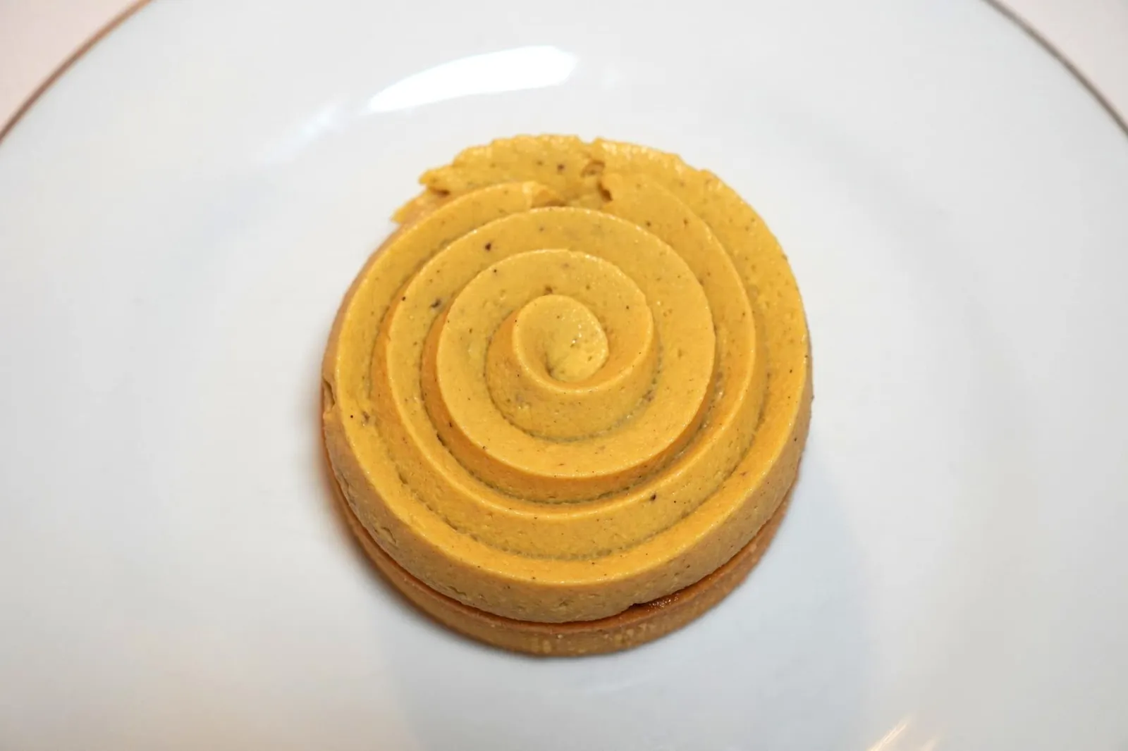 Tartelletta alle melee cinque spezie (12 €) Apple tarte, vanilla and 5 Chinese spices แป้งทาร์ตบางกรอบ ด้านในบรรจุ Apple, Caramel และ Vanilla ด้านบนคือครีมสีเหลืองของ 5 Spices หรือเครื่องเทศจากประเทศจีนให้กลิ่นหอมเฉพาะตัว (14/20)
