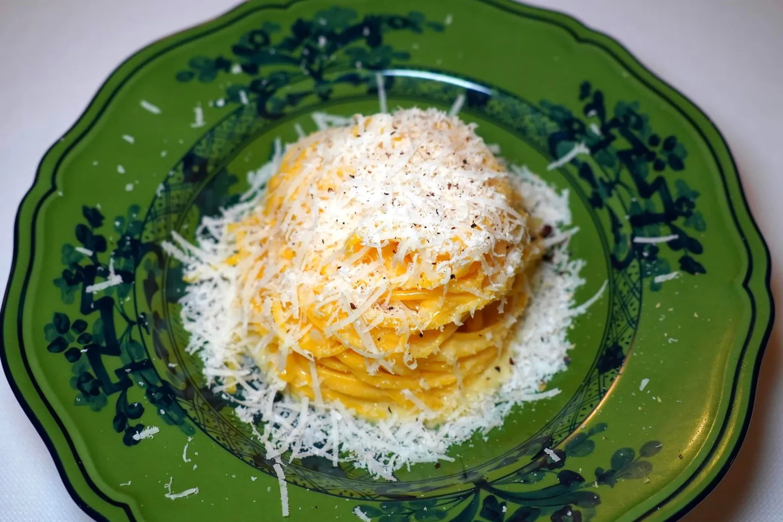 Tagliolini cacio e burro (22 €) Tagliolini, butter and parmesan พาสต้าเส้น Tagliolini นุ่มหนึบ เสิร์ฟมาคู่กับซอสทำมาจากเนย Unsalted butter จากแคว้น Normandy ประเทศฝรั่งเศส ด้านบนคือ Parmesan cheese ที่มีระยะเวลาการบ่ม 60 เดือน ทำให้มีรสชาติออกมันและเค็มนิด ๆ หอมกลิ่นชีสชัดเจน (15/20)