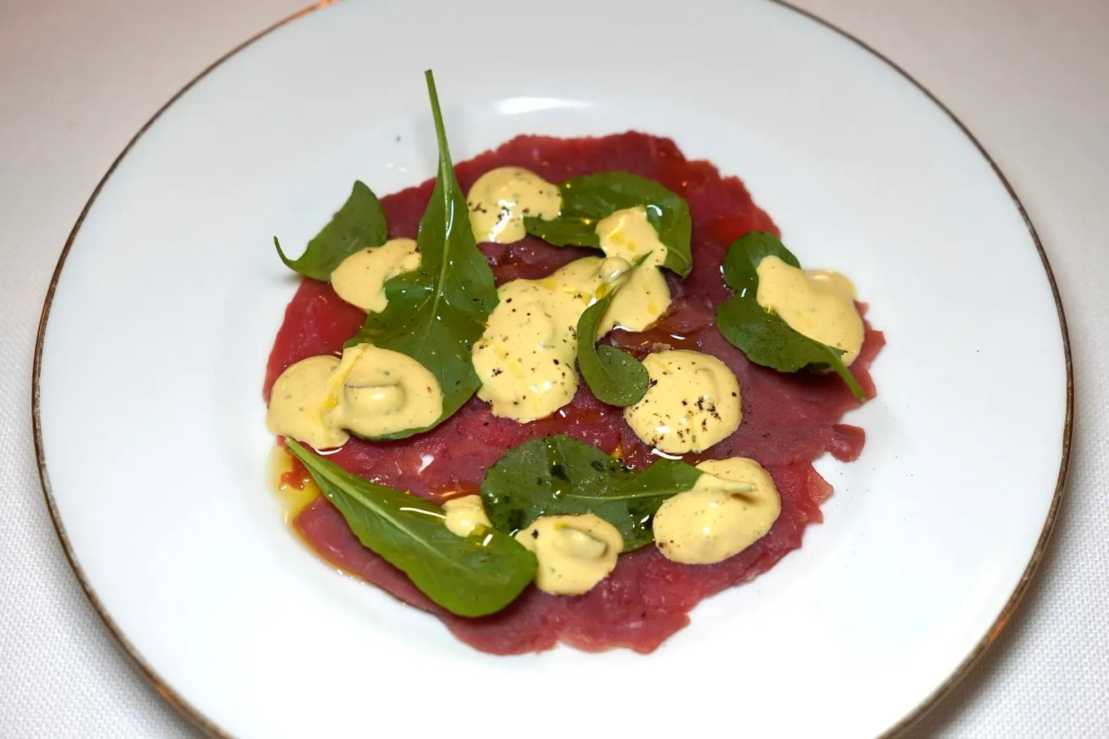Carpaccio di manzo (25 €) Beef carpaccio Carpaccio เป็นเนื้อวัวดิบแล่บาง ๆ ทำให้เนื้อสัมผัสค่อนข้างนุ่ม รับประทานคู่กันกับ Tartar sauce จากนั้นปรุงรสด้วย Lemon และ Kombucha ในที่นี้เชฟแบ่งมาให้เป็นสองจานเพื่อความสะดวกในการชิม (13/20)