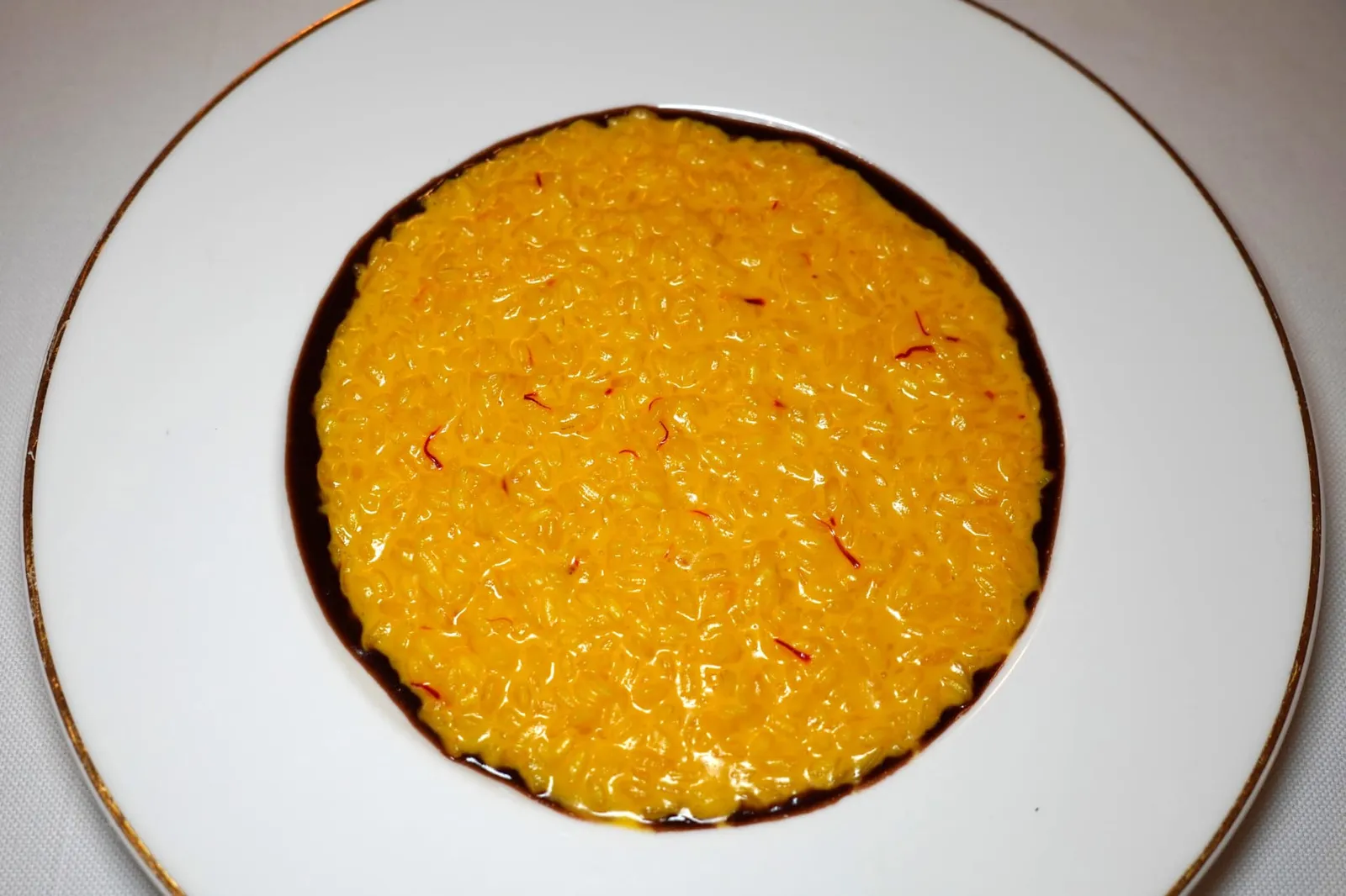 Risotto allo zafferano e midollo (25 €) Saffron risotto with bone marrow ข้าวรีซอตโต้ปรุงมาสุกพอดี มีความกรึบนิด ๆ แต่ไม่แข็งกระด้าง อโรม่าของหญ้าฝรั่นหอมเด่นเป็นเอกลักษณ์ องค์ประกอบสีดำรอบ ๆ คือ Guinness Reduction ที่ได้จากการเคี่ยว Guinness Stout กับน้ำตาลจนงวดและเข้มข้น โทนรสชาติโดยรวมมีรสเปรี้ยวนิด ๆ หวานหน่อย ๆ บาลานซ์กันออกมาได้ลงตัว (15/20)