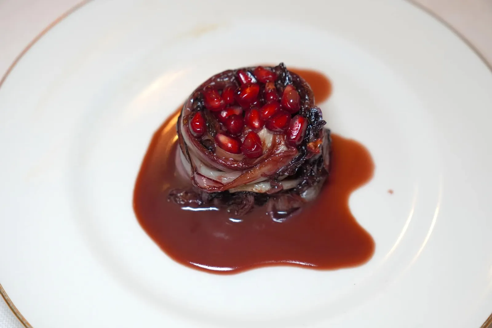 Cervo in dolceforte (38 €) Deer “dolceforte” เนื้อกวางและซอสรสหวานเสิร์ฟมาคู่กับ Bitter Salad ที่มีเบียร์เป็นส่วนประกอบให้รสชาติออกขมตัดกัน ด้านบนมีทับทิมช่วยเพิ่มมิติทางเนื้อสัมผัส (15/20)