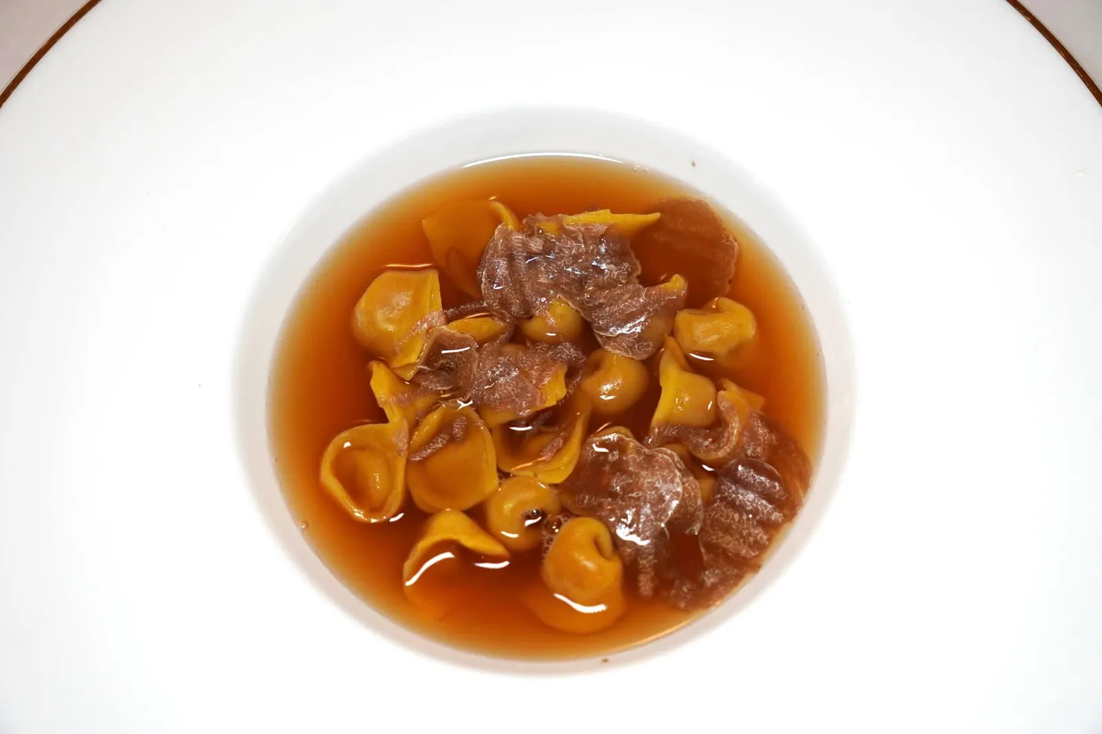 Tortellini in brodo e tartufo bianco (40 €) Tortellini in broth and white truffle Tortellini เป็นพาสต้าทรงเกี๊ยวเสิร์ฟมาแบบ Al Dente ในน้ำซุปอุ่น ๆ รสชาติกลมกล่อมมีความคล้ายคลึงกับซุปไก่ที่ไม่เค็มมากนัก ด้านบนทอปด้วย White Truffle เสริมอโรม่าความหอมของจานให้เด่นชัดมากยิ่งขึ้น (15/20)