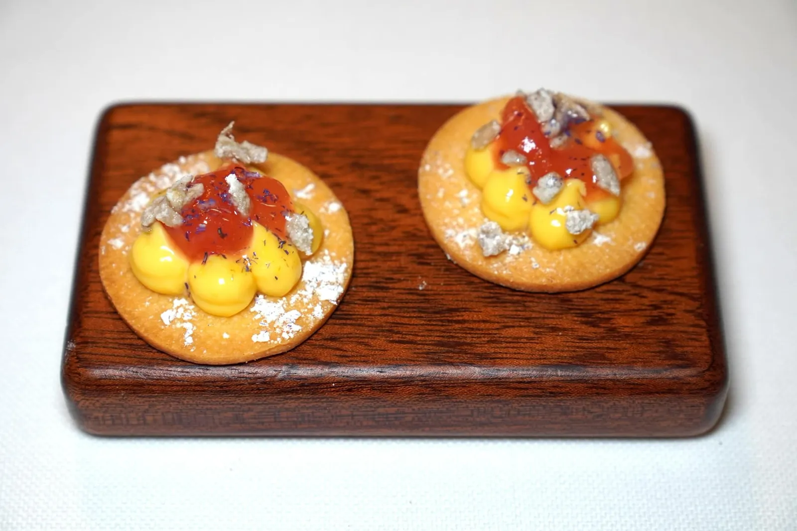 Pre-dessert ก่อนเข้าสู่ของหวานพนักงานจะนำเสิร์ฟ Biscuit กรอบ ด้านบนทอปด้วยครีมสีเหลืองนวลหวานมัน องค์ประกอบสีแดงทำมาจาก Campari รสชาติโดยรวมถือว่าทำออกมาได้ดีแต่ช่วยล้างปากจากอาหารคาวได้ไม่มากเท่าไหร่นัก (14/20)