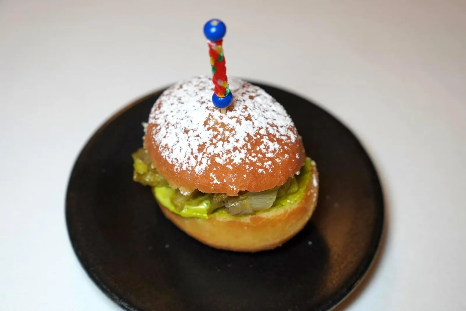 Bombolone Bombolone เป็นโดนัทสไตล์อิตาลี เชฟเลือกเสิร์ฟมาเป็นขนมปังประกบกัน ตรงกลางเป็น Tartar sauce ที่มีส่วนผสมของกระเทียม น้ำมันมะกอก พริกหวานแดง ถั่ว ลูกเกด และมีกผลิ่นหอมของแองโชวี่ (13/20)