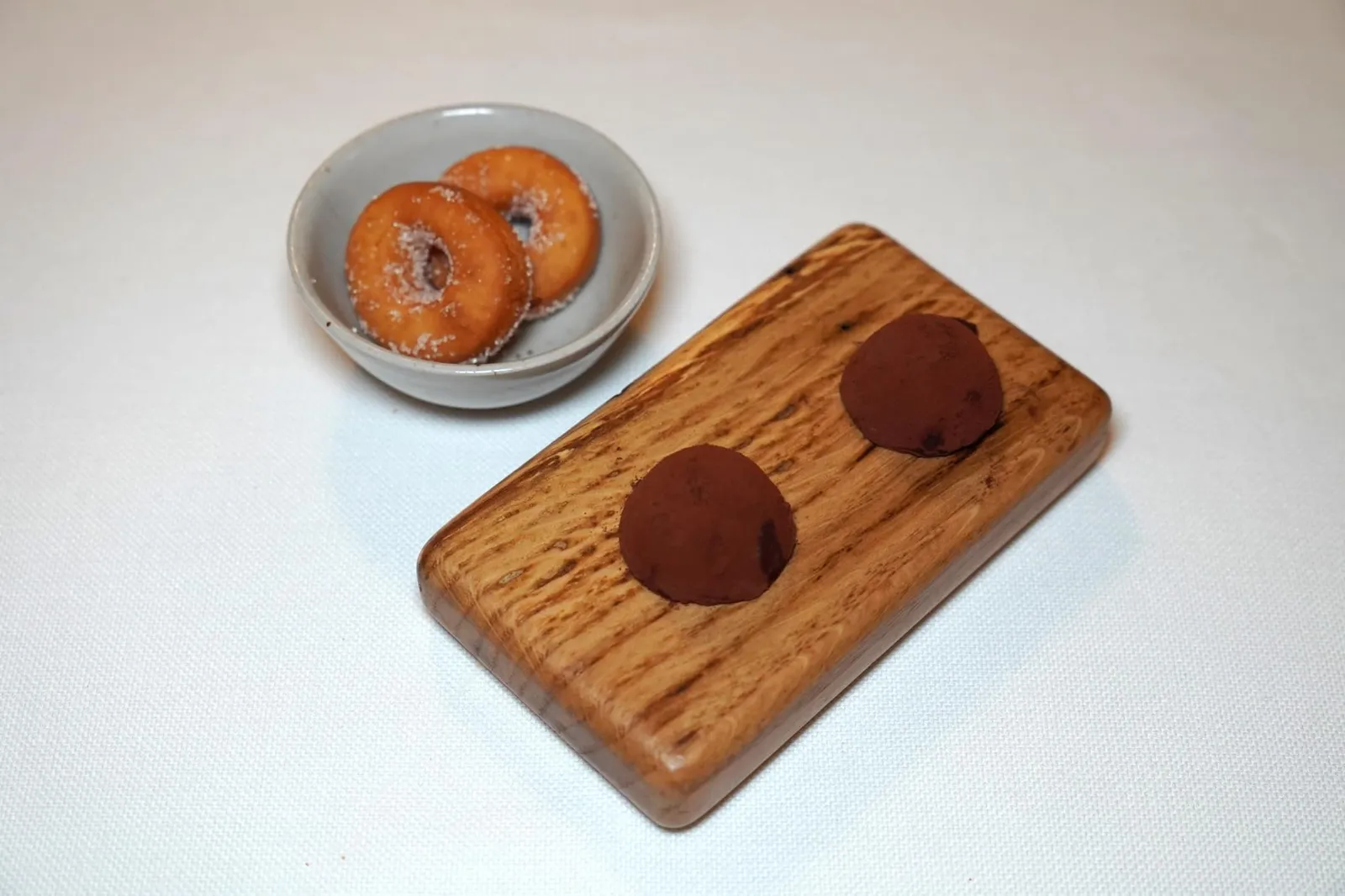 Petits-fours Doughnut with sugar, hazelnut and cornflake truffle ปิดท้ายมื้ออาหารระหว่างรอเก็บเงินด้วยขนมสองอย่างคือ Doughnut with sugar และ Hazelnut and cornflake truffle