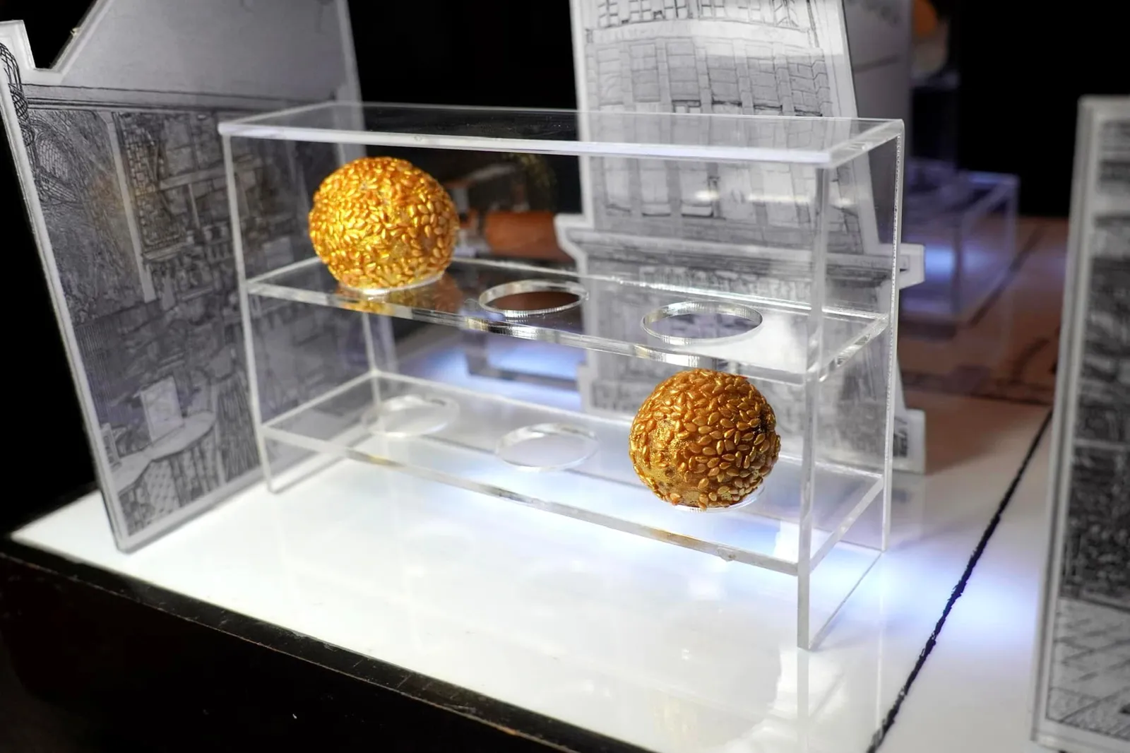 legacy | gold sesame ball / taro / ginko ต่อด้วยขนมไข่หงษ์ที่เชฟแพมได้รับแรงบันดาลใจมาจากร้านแต้เล่าจิ้นเส็ง ด้านนอกทำมาจากแป้งข้าวเหนียวผสมกับหญ้าชิวคัก ด้านในสอดไส้สามเกลือผสมกับถั่วกวนและเผือกกวน นำลงทอดจนกรอบ เคลือบด้วยงาขาว จบด้วยการชุบกับทองคำรับประทานได้จนมีสีทองสวยงาม (15/20)