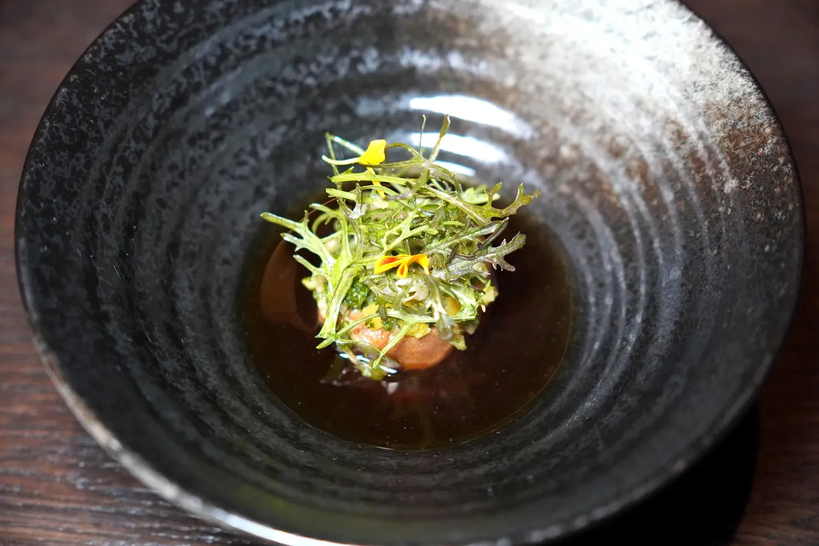 layers of flavours | pork tongue / sweet sour broth / gingko ravigot / mustard and yalin salad จบด้วยการเทราดซอสเปรี้ยวหวานทำมาจากน้ำผึ้งไหม้และน้ำส้มสายชู 3 ชนิดคือ Black, White และ Red Vinegar ลงไปในจาน (15/20)