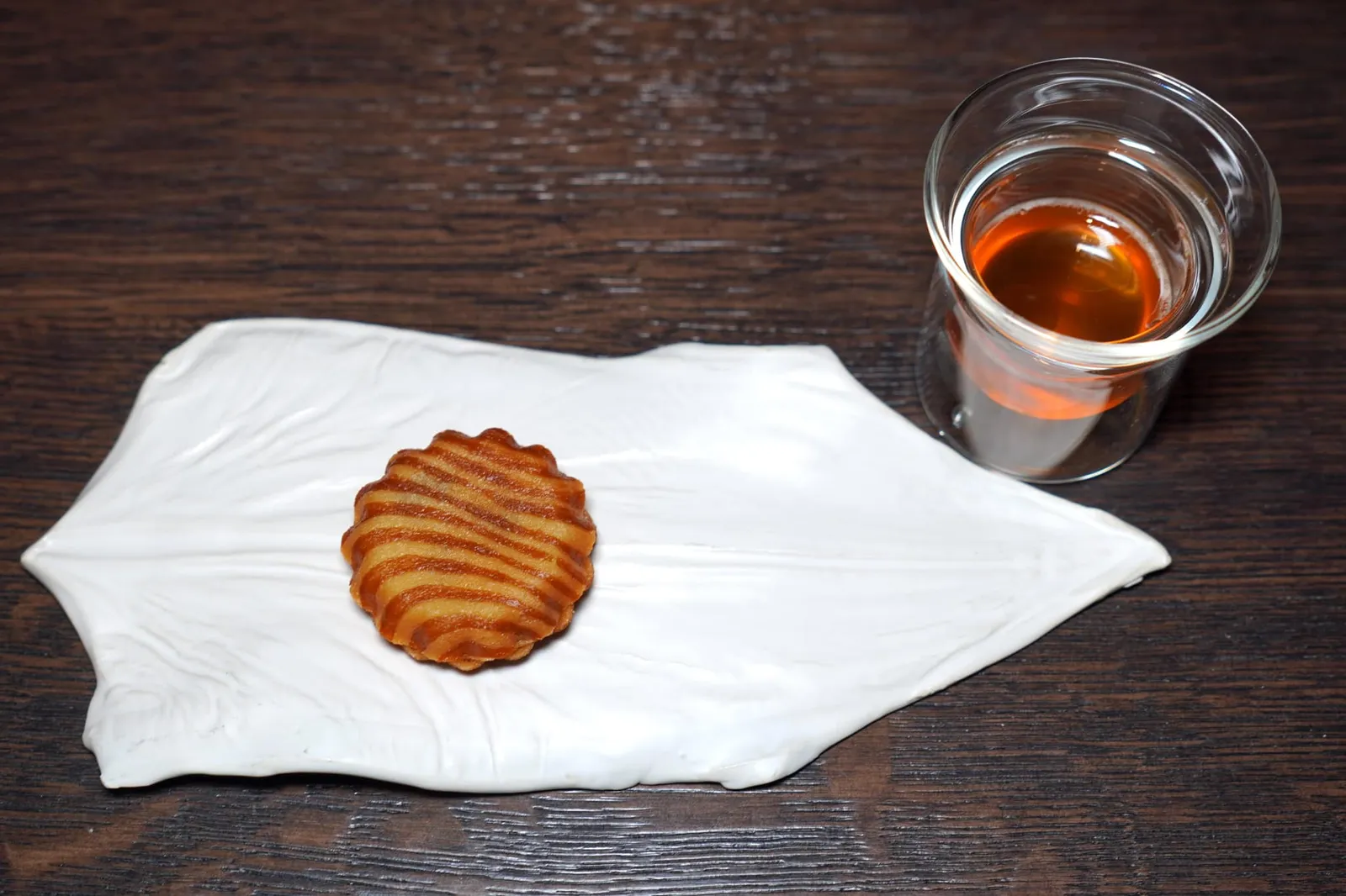 great | umami broth / white tea / ching chu chai น้ำซุปใสที่เชฟแพมตั้งใจใส่รสชาติความเป็นไทย-จีนของเยาวราชลงไปให้ครบถ้วนโดยการ Slow cooked ผัก อาหารทะเล และเนื้อสัตว์ต่าง ๆ โดยเฉพาะหัวปลาและปีกไก่ จากนั้น Infused ลงในชาขาวและคอมบุ เติมน้ำมันสาหร่ายลงไปและน้ำมันจิงจูฉ่ายลงไปจนได้รสชาติที่กลมกล่อม ไม่เค็มแต่แฝงไปด้วยความอุมามิและอโรมาที่ไม่ซ้ำใคร (14/20) great | lamb jam / trilogy gels / soy caps ข้างกันคือคอร์สที่ได้รับแรงบันดาลใจมาจากซาลาเปาหมูแดงแต่นำเสนอออกมาเป็นทาร์ตเล็ตกรอบขนาดพอดีคำ ด้านในบรรจุเนื้อแกะปรุงรสด้วยซีอิ๊วขาวและซีอิ๊วดำ มีกลิ่นหอมจาก Trilogy gels คือกระเทียม พริกไทย รากผักชี เนื้อสัมผัสนุ่มละมุนจนแทบละลายในปาก (15/20)