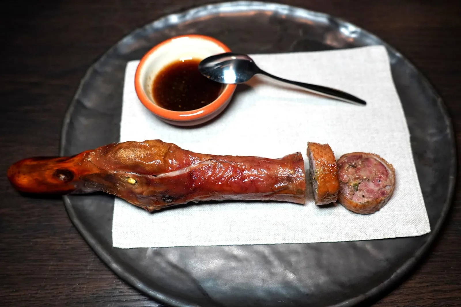sacred | duck neck sausage / burdock / seasonal pickles / rice wrap อีกหนึ่งคอร์สที่น่าสนใจมากในวันนี้คือส่วนคอเป็ดที่ผ่านกระบวนการ Dry aging ก่อนที่จะนำมาผสมกับ Burdock แล้วปรุงรสทำเป็นไส้กรอก หนังเป็ดด้านนอกกรอบ เนื่อด้านในมีความเฟิร์มเล็กน้อยแต่ไม่กระด้าง ข้างกันคือซอสหอยนางรมที่มีความหวานเบา ๆ จากน้ำผึ้ง (16/20)