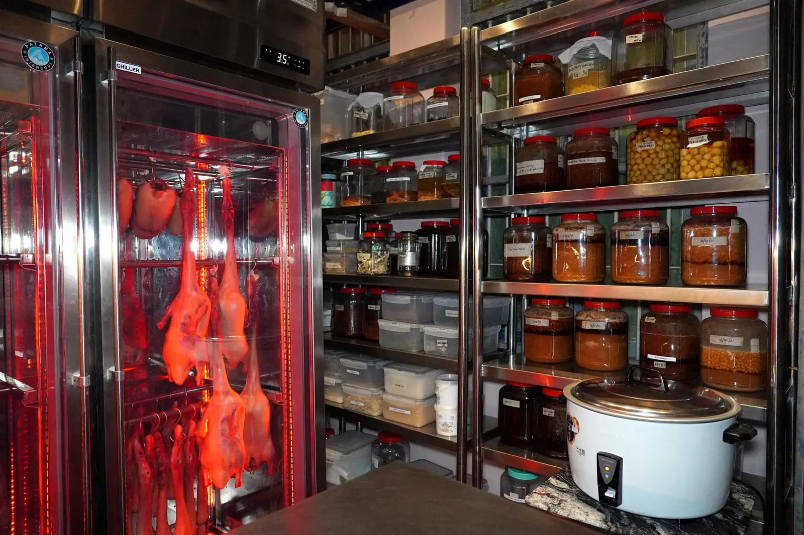 เชฟแพมทำการ Brine และหมักองค์ประกอบต่าง ๆ รวมไปถึง Dry aging เป็ดด้วยตัวเอง