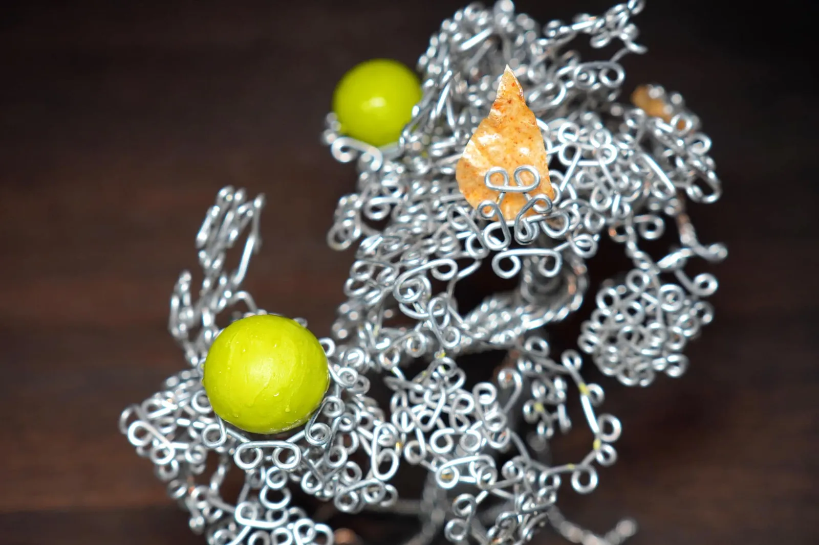 dear | encapsulated calamansi / yum leaf เชฟแพมเลือกนำเสนอผลไม้มงคงอย่างส้มออกมาในรูปแบบใหม่โดยการเคลือบผิวด้านนอกด้วยไวท์ช็อกโกแลต ด้านในบรรจุน้ำส้ม น้ำเลมอน และเนื้อส้มให้รสออกเปรี้ยวและกลิ่นที่หอมช่วยกระตุ้นน้ำย่อยได้ดี ข้างกันคือใบไม้ทำมาจากน้ำตาลไอโซมอลต์ปรุงรสด้วยผงพริก ขึ้นฉ่าย และต้นหอม รสชาติจัดจ้านชวนเรานึกถึงหมึกแผ่นทรงเครื่องอยู่เหมือนกัน (15/20)