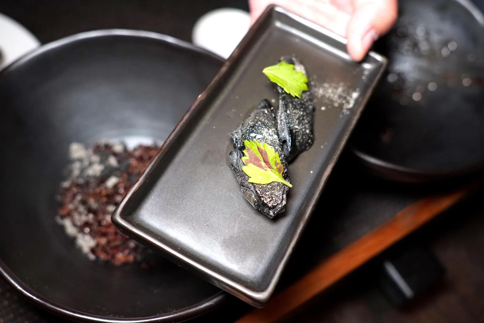 thai-chinese | black chicken / black rice / vinegar foam จากนั้นพนักงานจะนำข้าวที่หุงเสร็จใหม่ ๆ เสิร์ฟมาในจานคู่กับเนื้อส่วนอกของไก่ดำที่เตรียมออกมาได้ดี (15/20)