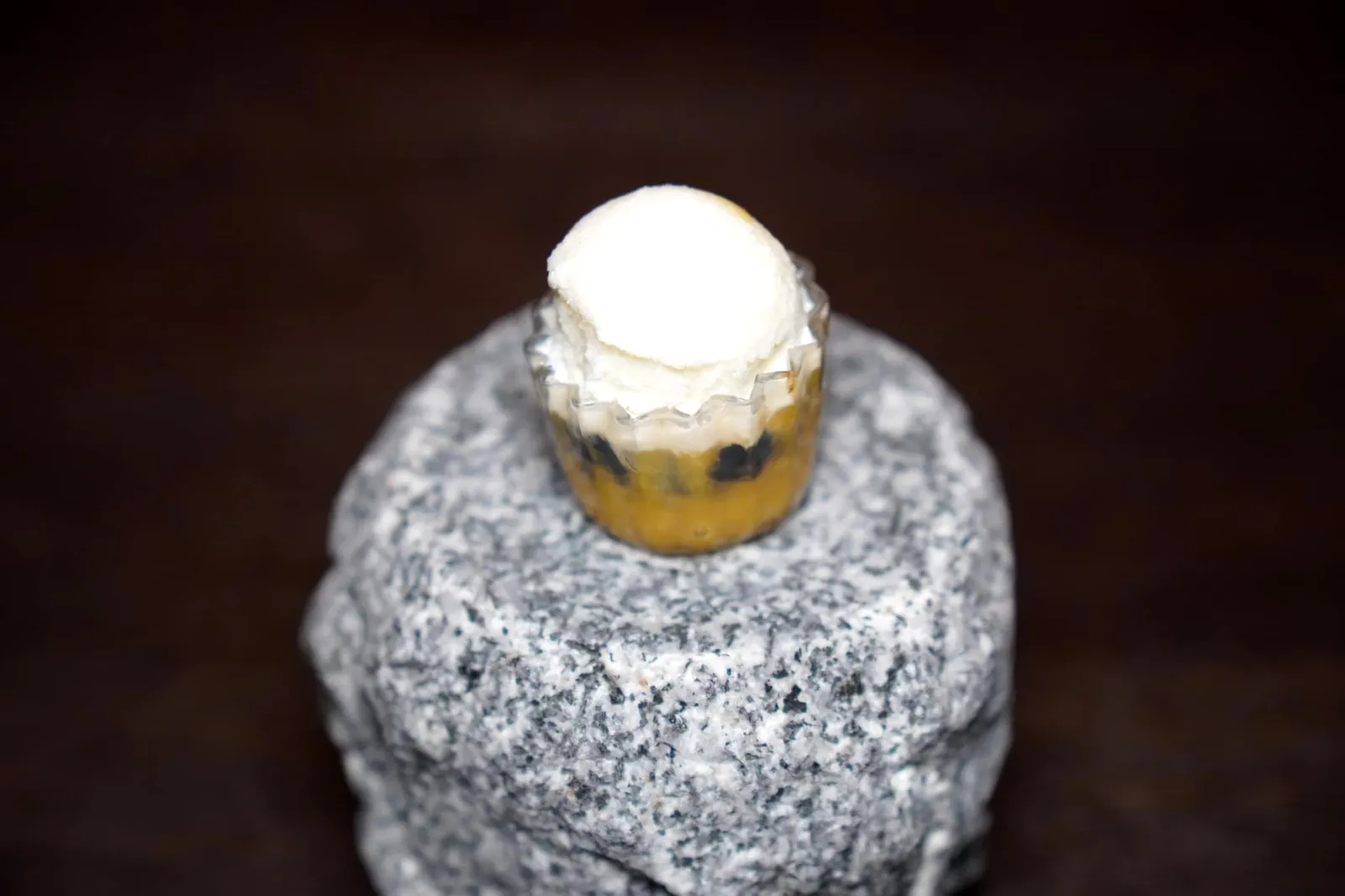 history | ‘bubble tea’ ขนมชิ้นจิ๋วนี้ได้รับแรงบันดาลใจมาจากเครื่องดื่มยอดนิยมจากไต้หวัน ฮ่องกง และสิงคโปร์อย่างชาไข่มุก ถ้วยด้านนอกทำมาจากเจลลี่มะพร้าว ด้านในเป็นกอมโปตมะม่วงสุกหวานมัน องค์ประกอบของไข่มุกทำมาจากผงบุกและ Brown sugar ทำเป็นคาเวียร์ทรงกลม อย่างไรก็ตามเมื่อเคี้ยวแล้วเราพบว่าองค์ประกอบทุกอย่างให้เนื้อสัมผัสที่ไม่แตกต่างกันมากนักจนกลืนกันไปเสียหมด ด้านบนทอปด้วยกรานิต้าช่วยเรียกความสดชื่นได้ดี (13/20)