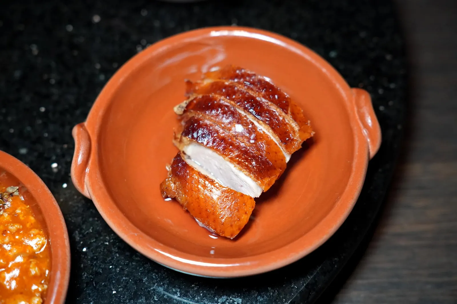 family & sharing | hay aged duck / potong’s condiments เชฟแพมเลือกนำเสิร์ฟมาเฉพาะส่วนอกเป็ด เนื้อนุ่มเคี้ยวง่าย หนังบางกรอบ มีกลิ่นหอมจากการย่างไร้ซึ่งกลิ่นสาบ อร่อยในระดับที่พูดได้เต็มปากว่าหารับประทานจากร้านอาหารทั่วไปได้ยาก (15/20)