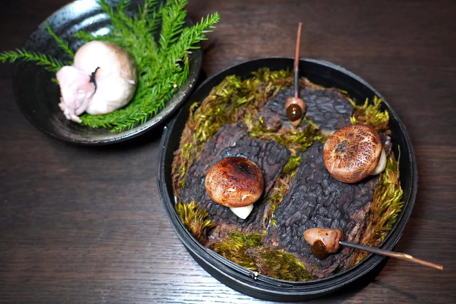 thai-chinese | black chicken / black rice / vinegar foam พูดถึงอาหารไทย-จีนคงจะขาดวัตถุดิบสำคัญอย่างไก่ดำไปไม่ได้ คอร์สนี้มีรูปแบบการนำเสนออันน่าตื่นตาตื่นใจ ฝั่งซ้ายมือคือข้าวไรซ์เบอร์รี่ที่ผ่านการหุงในกระเพาะหมูร่วมกับสมุนไพรและเครื่องเทศโดยเฉพาะเปลือกส้มจนสุกได้ที่ (15/20)