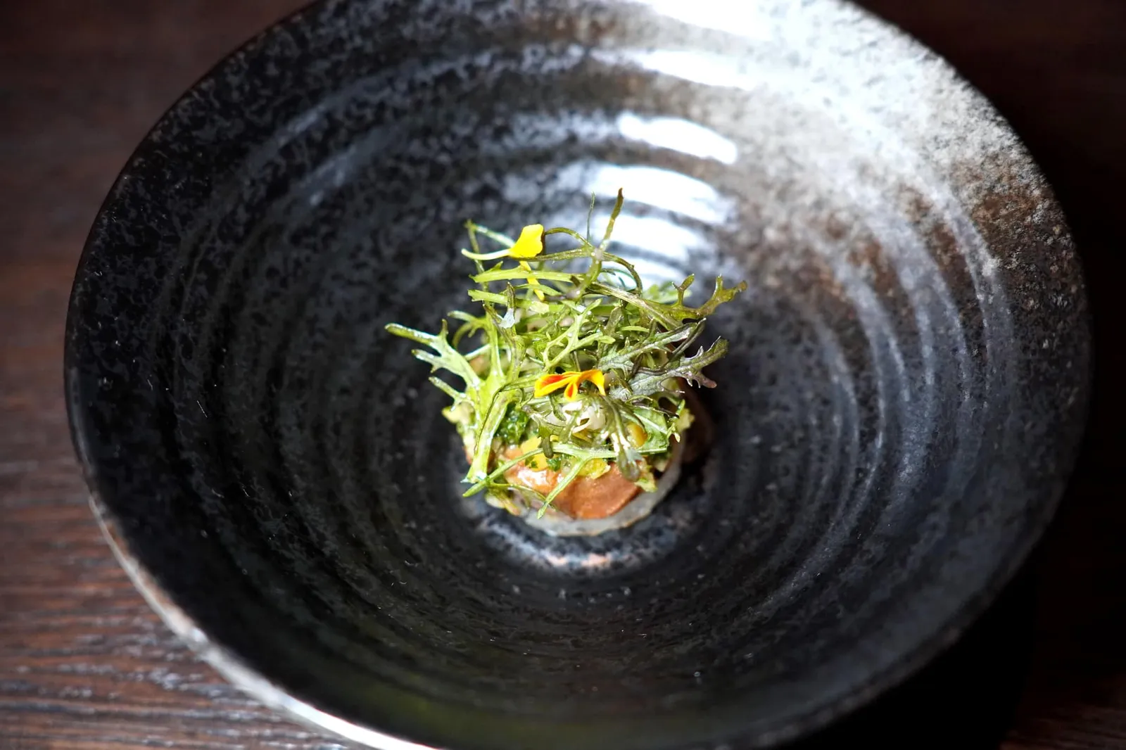 layers of flavours | pork tongue / sweet sour broth / gingko ravigot / mustard and yalin salad จานนี้เชฟนำลิ้นหมูไป Slow cooked ในซอสมัสตาร์ดสไตล์เสฉวนนาน 4 ชั่วโมงจนนุ่ม ด้านบนคือองค์ประกอบของแก่นตะวันดองวานิลลา มัสตาร์ด ยังมีองค์ประกอบของสลัดและ Gingko ravigot ช่วยเพิ่มความแตกต่างทางเนื้อสัมผัสที่ลงตัว (15/20)