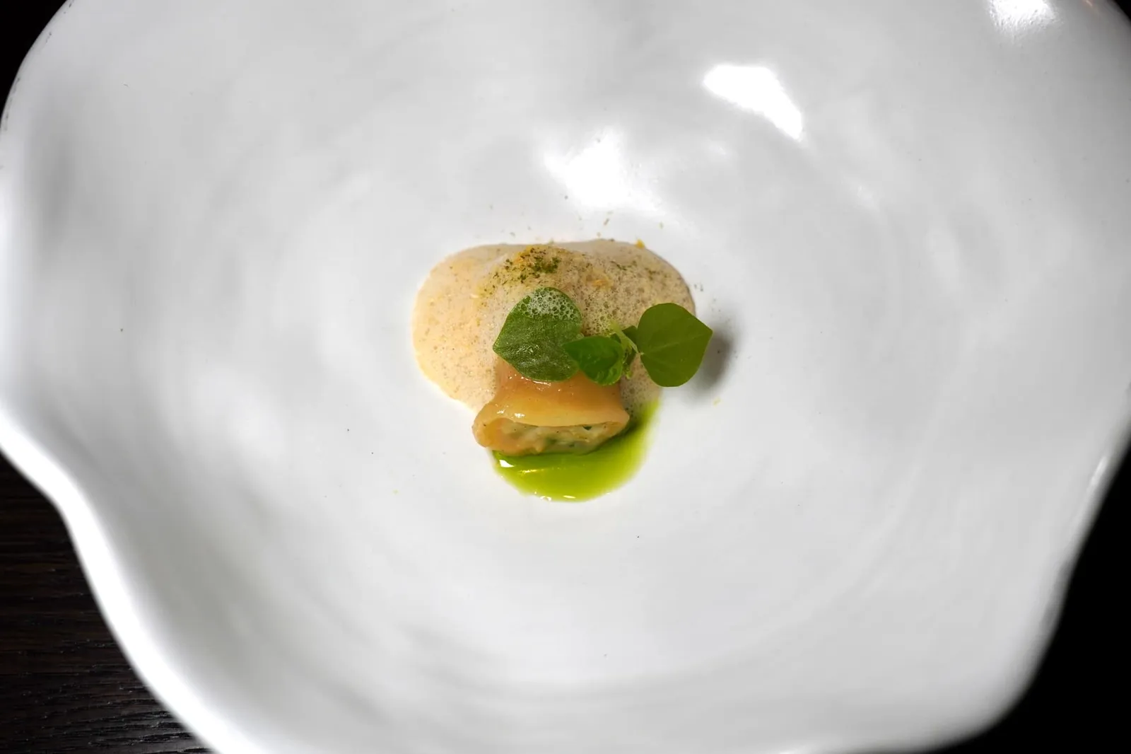 inspiring | fish maw / scallop / chrysanthemum / white pepper / caviar จานนี้เชฟแพมได้รับแรงบันดาลใจมาจากกระเพาะปลา เริ่มต้นด้วยการนำกระเพาะปลามา Slow-cooked ในน้ำสต๊อกปลาจนสุกพอดี ตรงกลางเป็นเนื้อหอยเชลล์และมูสเก็กฮวยล้อมรอบด้วยสมุนไพรต่าง ๆ แล้วโรยด้วยผงต้นหอมท็อปลงไปที่ด้านบน (16/20)