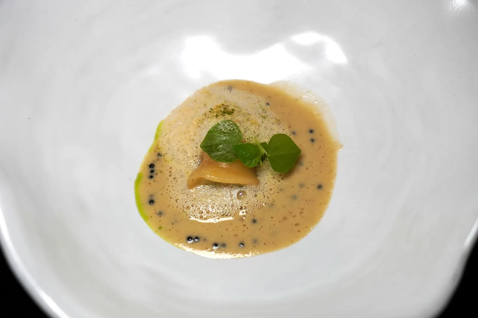 inspiring | fish maw / scallop / chrysanthemum / white pepper / caviar กระเพาะปลาให้เนื้อสัมผัสที่เนื้อสัมผัสนุ่มละมุนลิ้นแตกต่างกันไปกับไส้ตรงกลาง ซอสกระเทียมขาวมีอโรมาหอมโดดเด่นเฉพาะตัวเสริมด้วยความเค็มที่พอเหมาะจากคาเวียร์ชั้นดี ถือเป็นเมนูที่ทำออกได้โดดเด่นและเป็นที่น่าจดจำมากจริง ๆ (15/20)