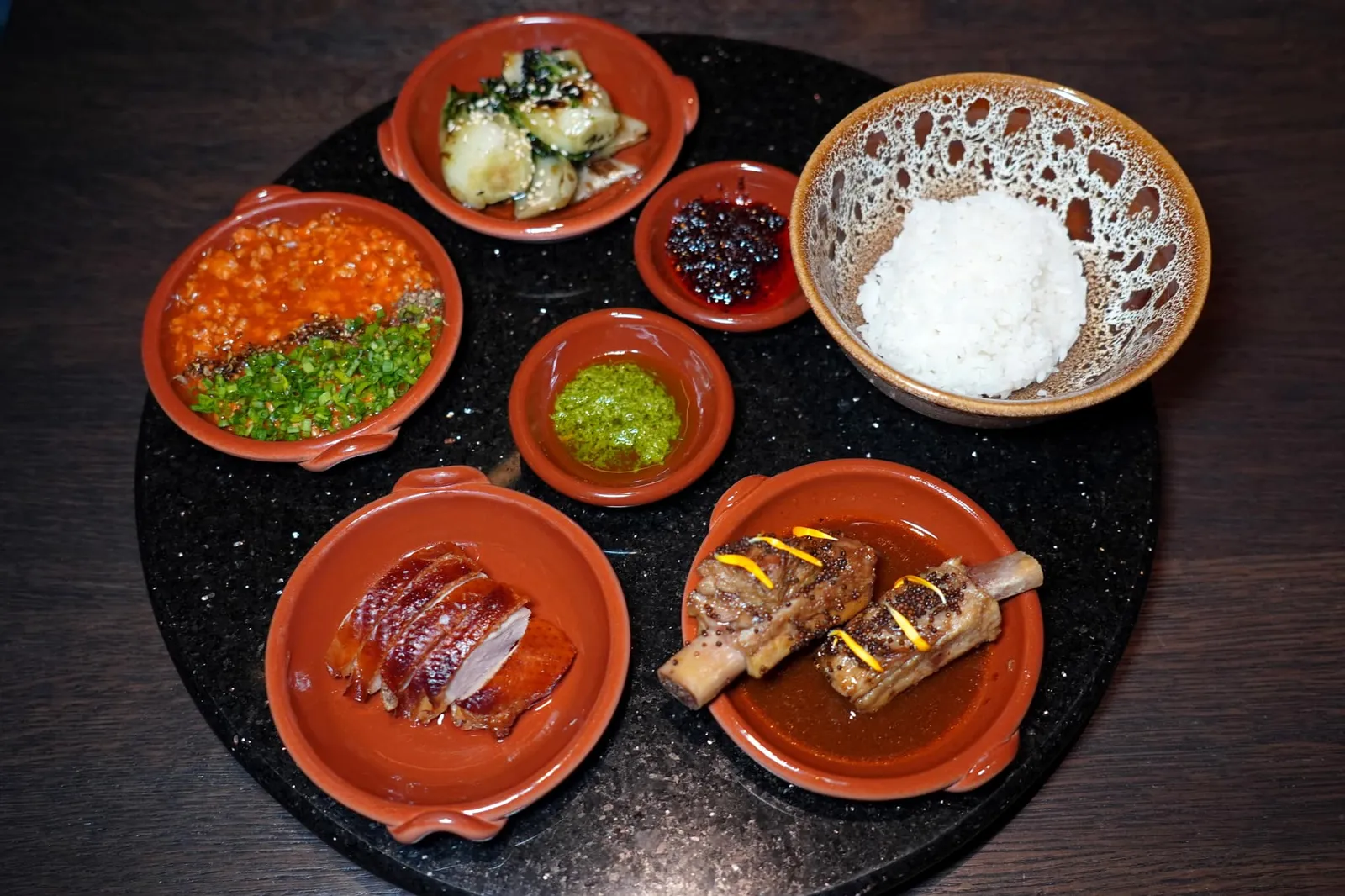 family & sharing | hay aged duck / potong’s condiments สำหรับเมนคอร์สเชฟแพมนำเสนอมาในรูปแบบ Family sharing แบบโต๊ะหมุนจีนหรือ Lazy susan ที่เราคุ้นเคยกันดีโดยจะประกอบไปด้วยอาหารคอร์สย่อย ๆ ทั้งหมด 4 อย่าง (15/20)