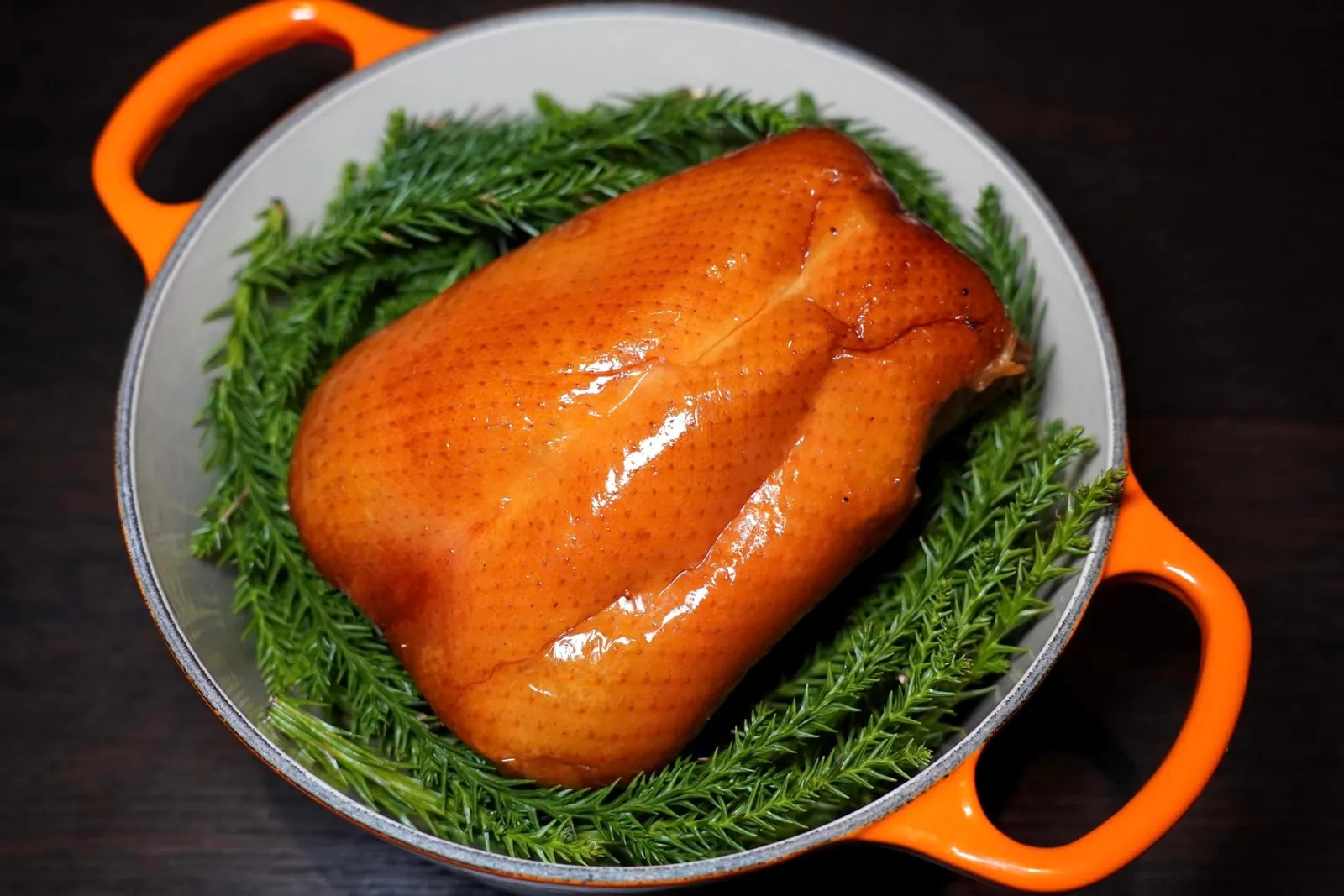 family & sharing | hay aged duck / potong’s condiments ไฮไลท์ของมื้อนี้ต้องยกให้กับเนื้อเป็ดที่ผ่านกระบวนการ Dry aging มานาน 7-14 วัน จากนั้นนำไปทาด้วยเครื่องเทศและสมุนไพรก่อนจะย่างจนผิวมีสีส้มมันวาวดูน่ารับประทานสุด ๆ (15/20)