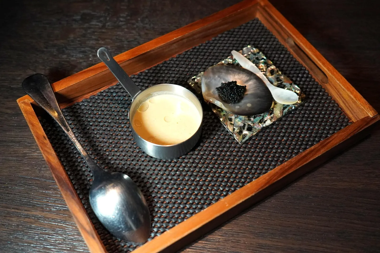 inspiring | fish maw / scallop / chrysanthemum / white pepper / caviar จากนั้นพนักงานจะเตรียมซอสทำมาจากกระเทียมขาวและน้ำมัน 3 ชนิด เติมคาเวียร์จากอำเภอหัวหิน จังหวัดประจวบคีรีขันธ์ลงไปคลุกเคล้ากับซอสก่อนที่จะเทราดใส่ลงในจาน (15/20)