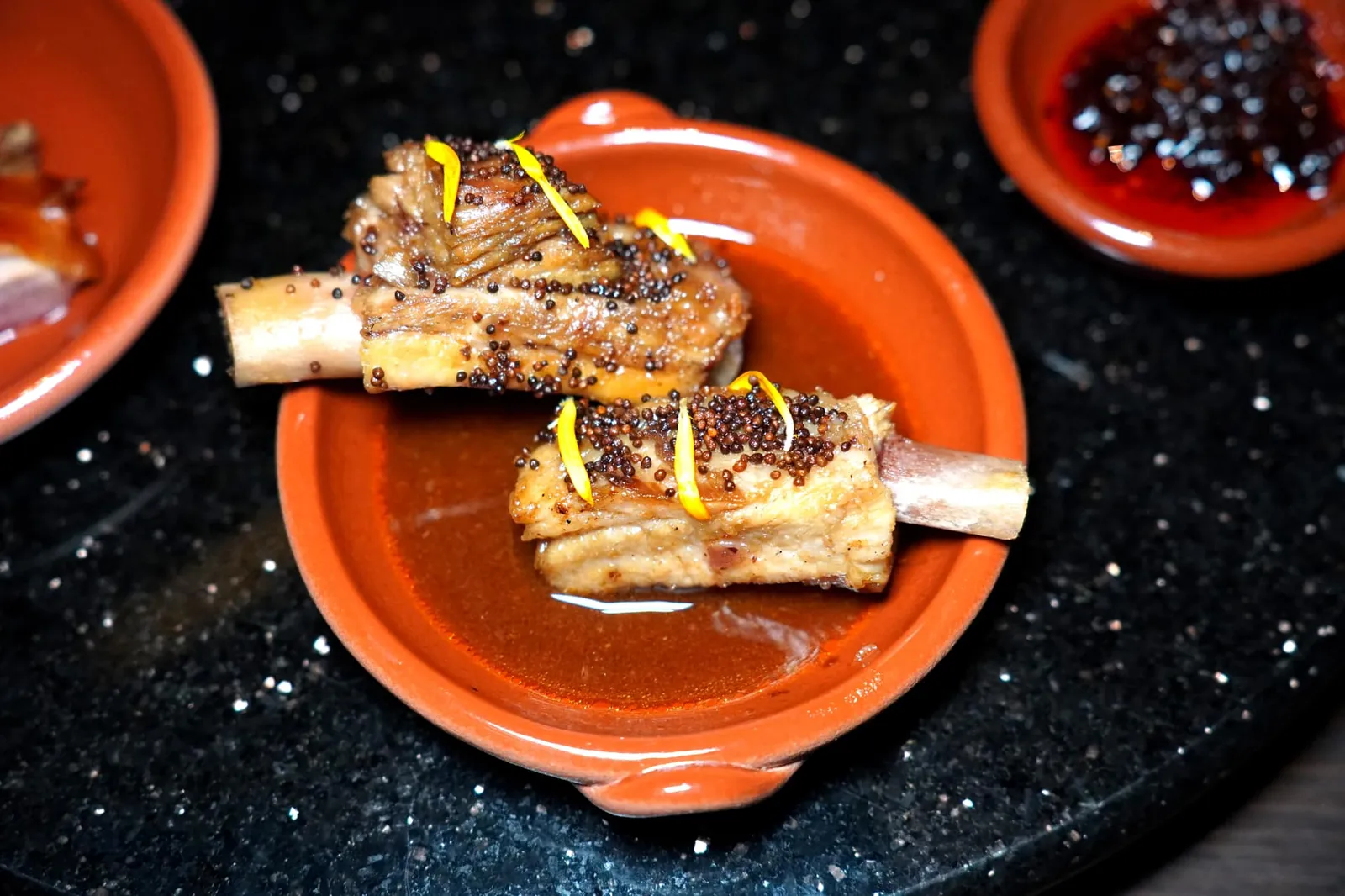 family & sharing | hay aged duck / potong’s condiments ซี่โครงหมูที่ผ่านการ Slow cooked จนนุ่ม เพียงใช้ลิ้นดันเนื้อก็ร่อนออกจากกระดูก เขฟแพมปรุงรสด้วยซอสบาบีคิวแล้วโรยด้วยงาขี้ม่อนช่วยเพิ่มความกรอบขณะเคี้ยว (15/20)