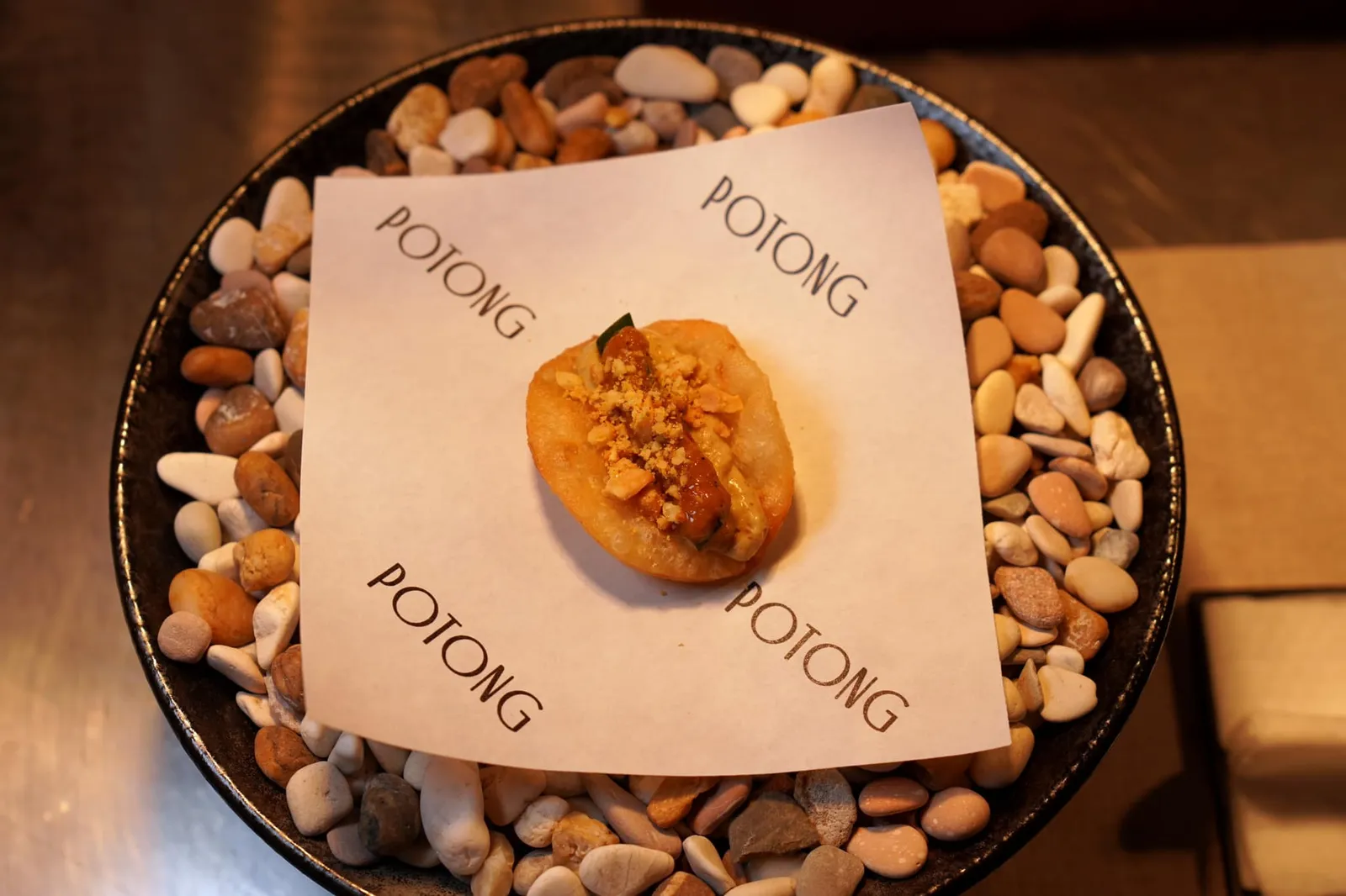 scallion pancake บริเวณห้องครัวทุกคนจะได้พบกับเชฟแพมที่คอยจัดเตรียม Scallion pancake ขั้นตอนเริ่มต้นด้วยนำแพนเค้กไปผ่านการทอดต่อด้วยย่างอีกทีหนึ่ง ไส้ตรงกลางทำมาจากสมองหมูเสริมด้วยอโรมาของตะไคร้และรสเผ็ดจากพริกให้ความหอม มัน ไร้ซึ่งกลิ่นคาว ยังมีองค์ประกอบของแตงกวาดอง ซอสพริก ถั่วคั่ว และแกงกะหรี่ เสริมรสเปรี้ยว เผ็ด และอโรมาให้สมบูรณ์ในคำเดียวนั่นเอง (15/20)