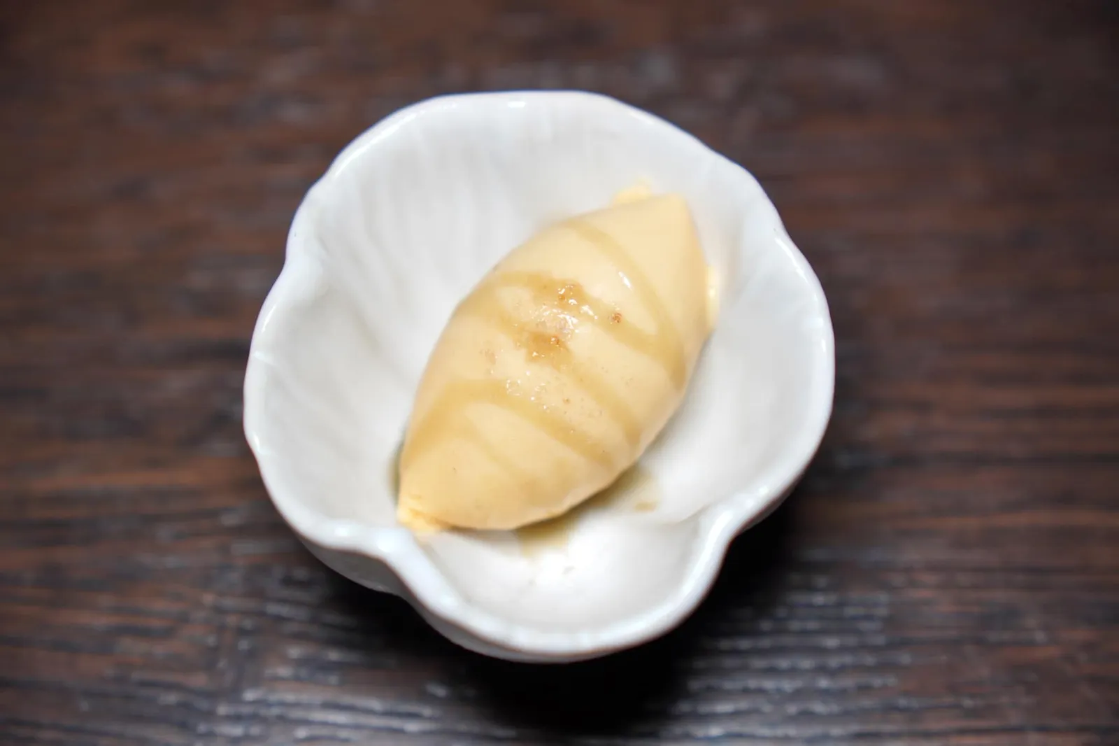 memories | corn husk ice cream จบด้วยคอร์สย่อยสุดท้ายคือไอศกรีมทำมาจากแกนและใบข้าวโพด ด้านบนคือองค์ประกอบของน้ำมันคอมบุและเกลือทะเล รสชาติออกเค็มนิด ๆ (15/20)