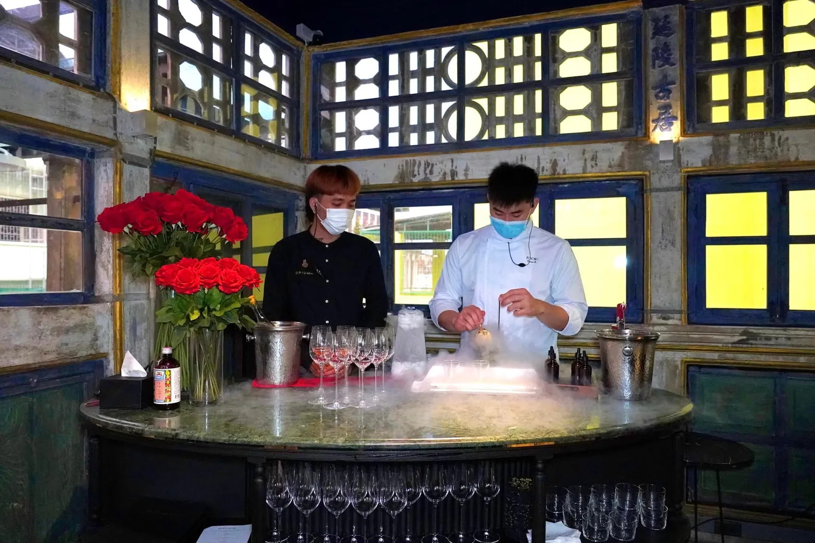 ณ บริเวณชั้น Rooftop จะมีทีมเชฟคอยจัดเตรียม Welcome bite และ welcome drink ให้กับลูกค้าทุก ๆ คนภายใต้คอนเซปการปรุงยาเช่นเดียวกับห้างยาโพทงดั้งเดิม