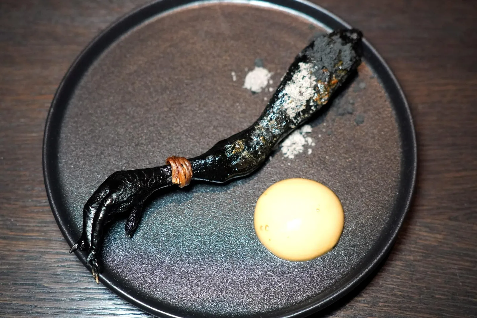 thai-chinese | black chicken / black rice / vinegar foam สุดท้ายคือขาไก่ดำย่างเตาถ่านโรยด้านบนด้วย Chicken powder เช่นเดียวกับที่โรยบนข้าว ข้างกันคือโฟมทำมาจากน้ำส้มสายชูให้กลิ่นและรสชาติเฉพาะตัว (15/20)