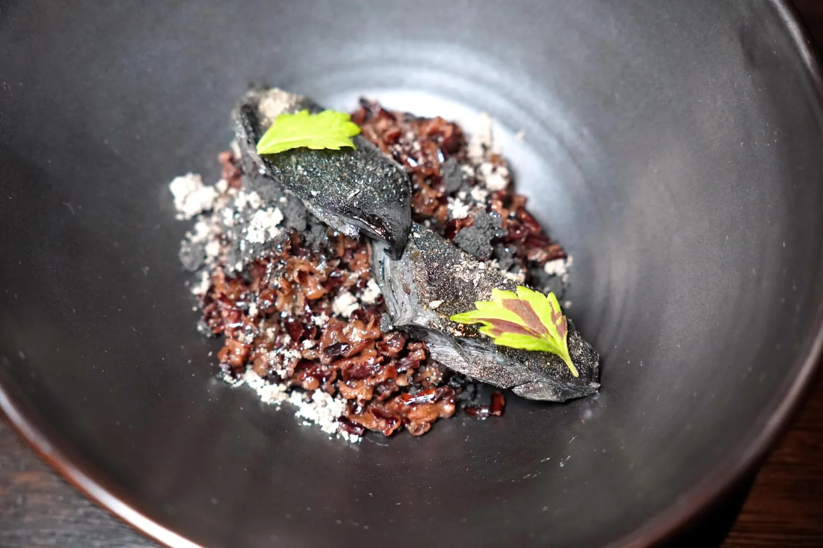thai-chinese | black chicken / black rice / vinegar foam ยังมีผง Chicken powder สีขาวทำมาจากไขมันไก่และสมุนไพรต่าง ๆ โรยมาทั่ว ๆ อีกด้วย (15/20)