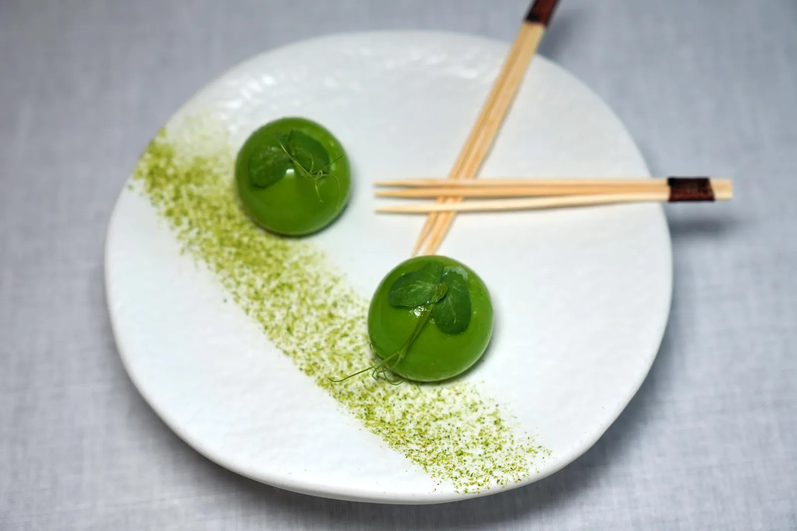 XXL Pea XXL Pea เป็นจานที่เชฟใช้ First Pea of The Season หรือถั่วที่เก็บเกี่ยวในช่วงต้นฤดูกาลเพื่อให้ได้ถั่วที่มีคุณภาพสูงที่สุด ตกแต่งอโรมาและกลิ่นด้วย Verbena และ Citrus อย่าลืมตักเข้าปากแบบ One Bite เพื่อให้ XXL Pea แตกระเบิดในปากส่งกลิ่นหอมคลุ้งไปทั่ว (17/20)
