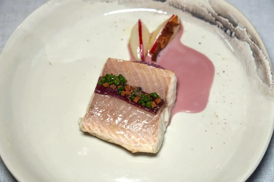 Arctic char fish From fresh water, served pearly, red butter, Delicious Jerusalem artichokes เริ่มต้นคอร์สหลักด้วยเมนูเด่นประจำร้านอย่าง Arctic Char ปลาน้ำจืดในสกุล Salmonidae จาก Lac Léman (หรือ Lake Geneva ทางฝั่งสวิสเซอร์แลนด์) ที่เชฟนำไปปรุงใน Beurre Rouges หรือ Red Butter ซึ่งก็คือเนยที่มีส่วนผสมของไวน์แดงนั่นเอง ด้านหลังคือ Jelusalem Artichoke สองชิ้นให้รับประทานสลับกัน (19/20)