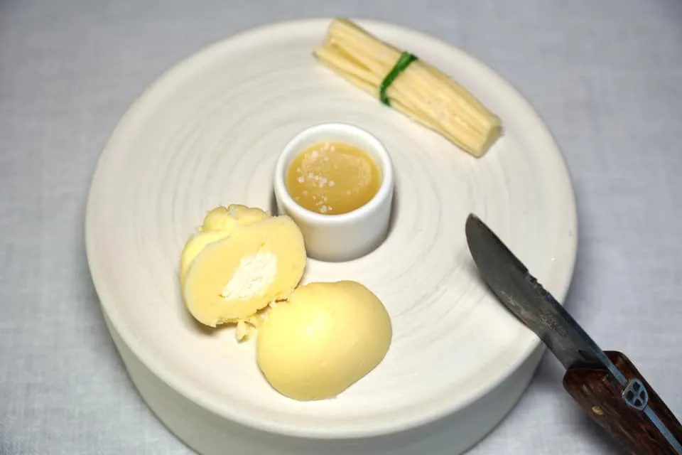 Bread and Butter ไฮไลท์ที่ไม่พูดถึงไม่ได้คือเนยที่จัดเสิร์ฟมาถึง 3 อย่าง ชนิดแรกฝั่งซ้ายมือคือ Sérac เนยที่ทำมาจากนมดิบตรงกลางสอดไส้ชีสนมแกะที่ผลิตไม่ไกลจากห้องอาหาร La Bouitte แห่งนี้ เนื้อสัมผัสดีงามและมีกลิ่นของชีสเจือมาเบา ๆ ถัดมาตรงกลางคือ Beurre Noisette เป็นเนยที่ผสมผสาน Raw Butter และ Cooked Butter เข้าด้วยกันจนมีกลิ่นเฉพาะคล้ายถั่ว เนื้อสัมผัสจะมีความสากขึ้นมาแต่ด้วยกลิ่นหอมเฉพาะตัวทำให้เนยนี้ถูกปากเรามาก ๆ สุดท้ายคือ Fagot เนยที่ผ่านการ Infused โดยใส่หญ้าแห้งลงไปแช่ไว้นานถึง 48 ชั่วโมงทำให้มีกลิ่นหอมเฉพาะตัว รสชาติเค็มกำลังดี จัดว่าเป็นเนยที่เตรียมออกมาได้โดดเด่นชนิดหาใครเทียบได้ยากกระทั่งในหมู่ร้านอาหารฝรั่งเศสชั้นสูงด้วยกัน