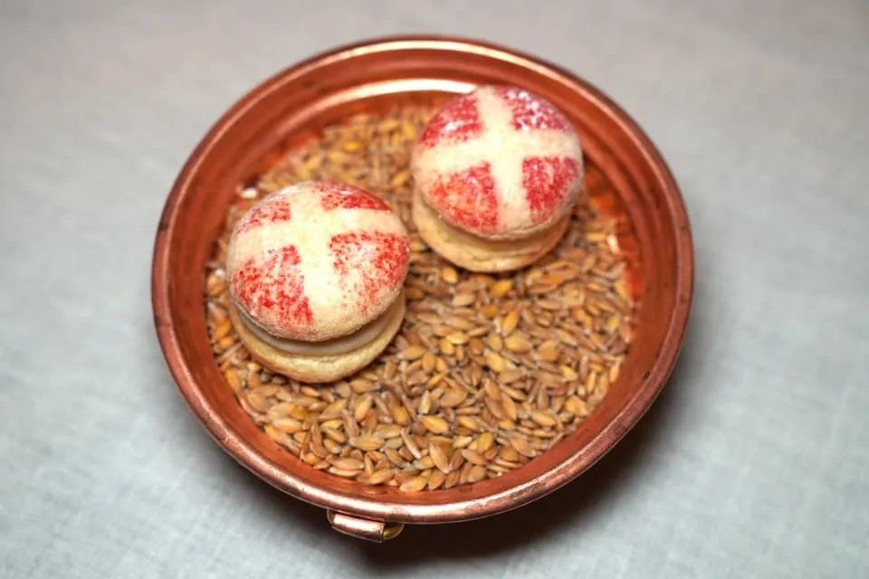 « Biscuirons » Gisèle orange blossom จานแรกเป็น Biscuirons บิสกิตพื้นบ้านของภูมิภาค Savoie ที่คิดค้นสูตรโดย Gisèle คุณแม่ของเชฟ René Meilleur เนื้อสัมผัสไม่กรอบมากแต่ก็ไม่นุ่มจนเกินไป ด้านในมีกลิ่นหอมของ Orange Blossom (17/20)