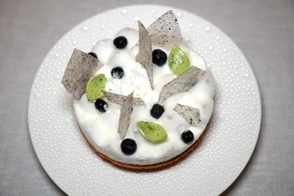 Blueberries Tart สำหรับใครที่ไปเฉลิมฉลองในโอกาสพิเศษอย่าลืมแจ้งตั้งแต่ตอนจองเพราะทางร้านจะมอบขนมเพิ่มให้อีก 1 ชิ้น ในที่นี่คือทาร์ตแป้งกรอบ ด้านในสอดไส้บลูเบอร์รี่มาให้แบบล้น ๆ