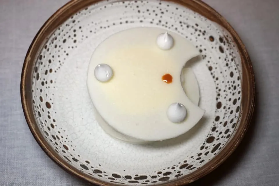 Milk In all its forms, meringue, jam, sorbet, biscuit ... ของหวานจานแรกเป็นเมนู Signature Dish ประจำร้านที่เชฟตั้งใจนำเสนอวัตถุดิบหลักคือนมออกมาในหลากหลายรูปแบบ ด้านล่างเป็นแยมนม ตรงกลางเป็นไอศกรีมนม บิตกิต และเมอแรงก์ จากนั้นพนักงานจะเทราดซอสสีน้ำตาลเข้มทำมาจากนมเช่นกัน (19/20)