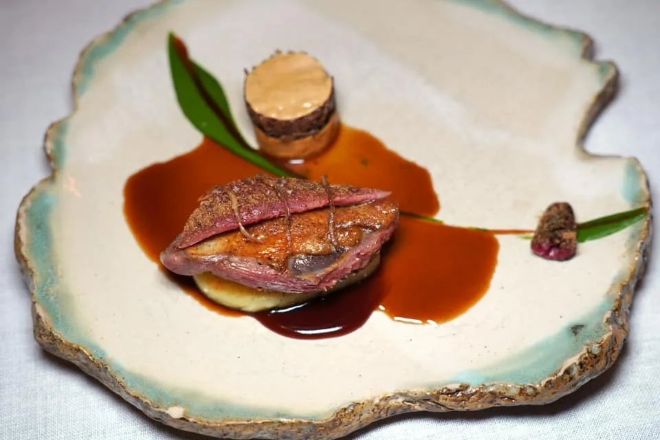 Pigeon Roasted, soft potatoes, stew on toast, mushrooms, ”Chénopodes Bon Henri“ spinach ที่โต๊ะพนักงานจะเทราดซอส Pigeon Jus ที่ผ่านการรีดัคชั่นจนงวดเพื่อให้มีรสชาติที่เข้มข้นลงไปด้วย (18/20)
