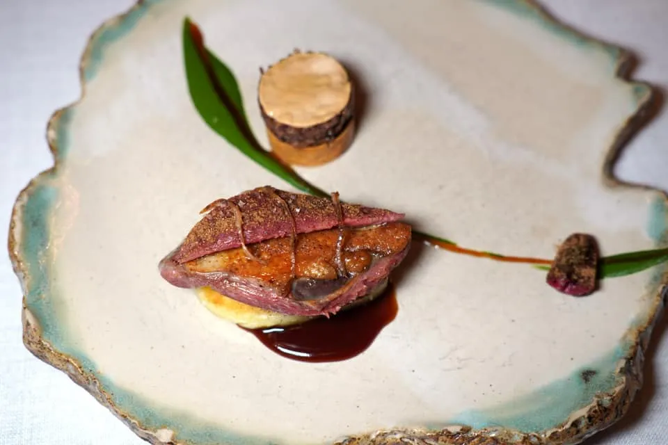 Pigeon Roasted, soft potatoes, stew on toast, mushrooms, ”Chénopodes Bon Henri“ spinach ปิดท้ายเมนคอร์สด้วยนกพิราบย่างแล้วเสิร์ฟมาบนชิ้นมันฝรั่งนุ่ม ๆ เนื้อนกพิราบมีความกรึบนิด ๆ แต่ยังคงความเคี้ยวง่ายไร้ซึ่งกลิ่นคาว (18/20)