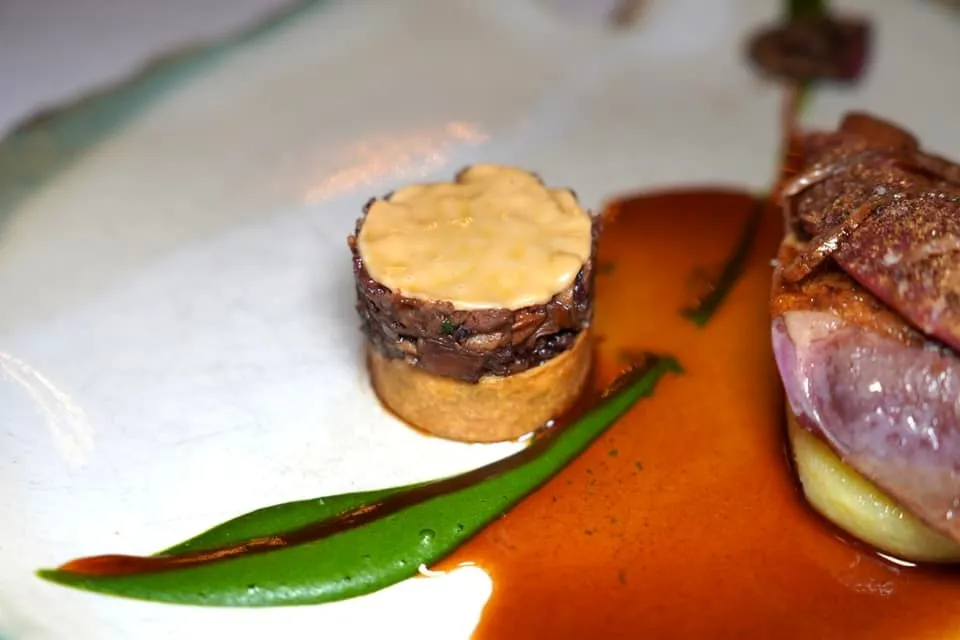 Pigeon Roasted, soft potatoes, stew on toast, mushrooms, ”Chénopodes Bon Henri“ spinach ข้างกันคือ Candied Leg หรือส่วนขาของนกพิราบตุ๋นจนนุ่มเสิร์ฟมากับองค์ประกอบของเห็ดบนขนมปังกรอบ องค์ประกอบสีเขียวคือพูเรทำมาจากผักโขม Chénopode Bon-Henri (Chenopodium bonus-henricus) ให้รสชาติออกหวานพอประมาณทั้งยังสามารถลดทอนความหนักของซอส Jus ได้อย่างพอเหมาะ (18/20)