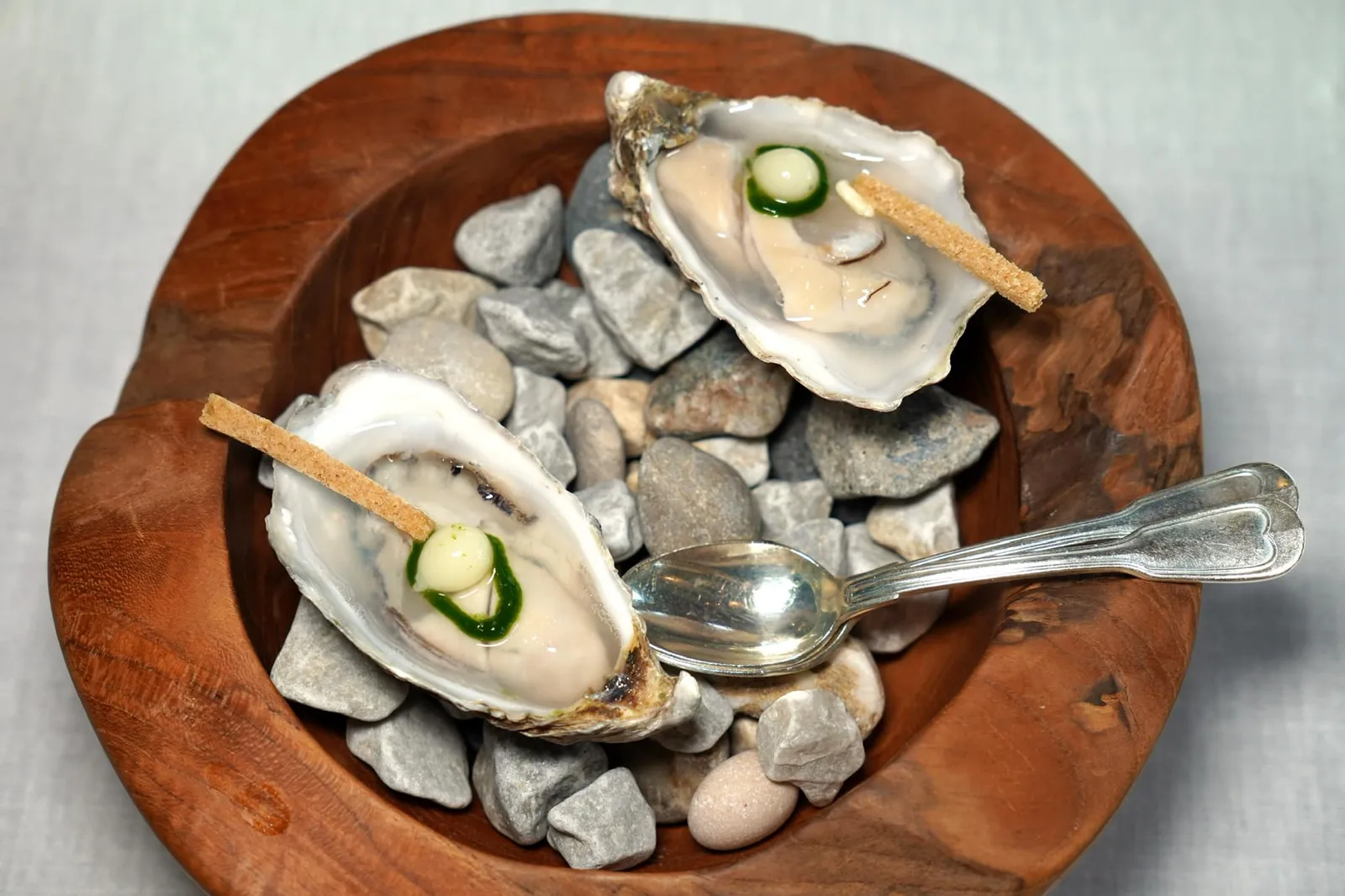 Gillardeau oyster, seawater veil, yuzu pearl เริ่มต้นอาหารเรียกน้ำย่อยด้วย Gillardeau หรือหอยนางรมชีลลาโดที่ถูกจัดให้เป็นราชินีของหอยนางรม เชฟหั่นมาเป็นชิ้นสำหรับรับประทานได้ 2 คำ แต่ละชิ้นมีรสชาติของทะเลที่เข้มข้น ด้านบนท็อปด้วย Veil หรือเจลนุ่ม ๆ เบา ๆ ทำมาจากน้ำทะเล เพิ่มความกรอบด้วยแผ่น Crisp เสริมด้วยความเปรี้ยวนิด ๆ ของ Yuzu Pearl เพื่อเสริมแต่งโทนของรสชาตินั่นเอง (18/20)